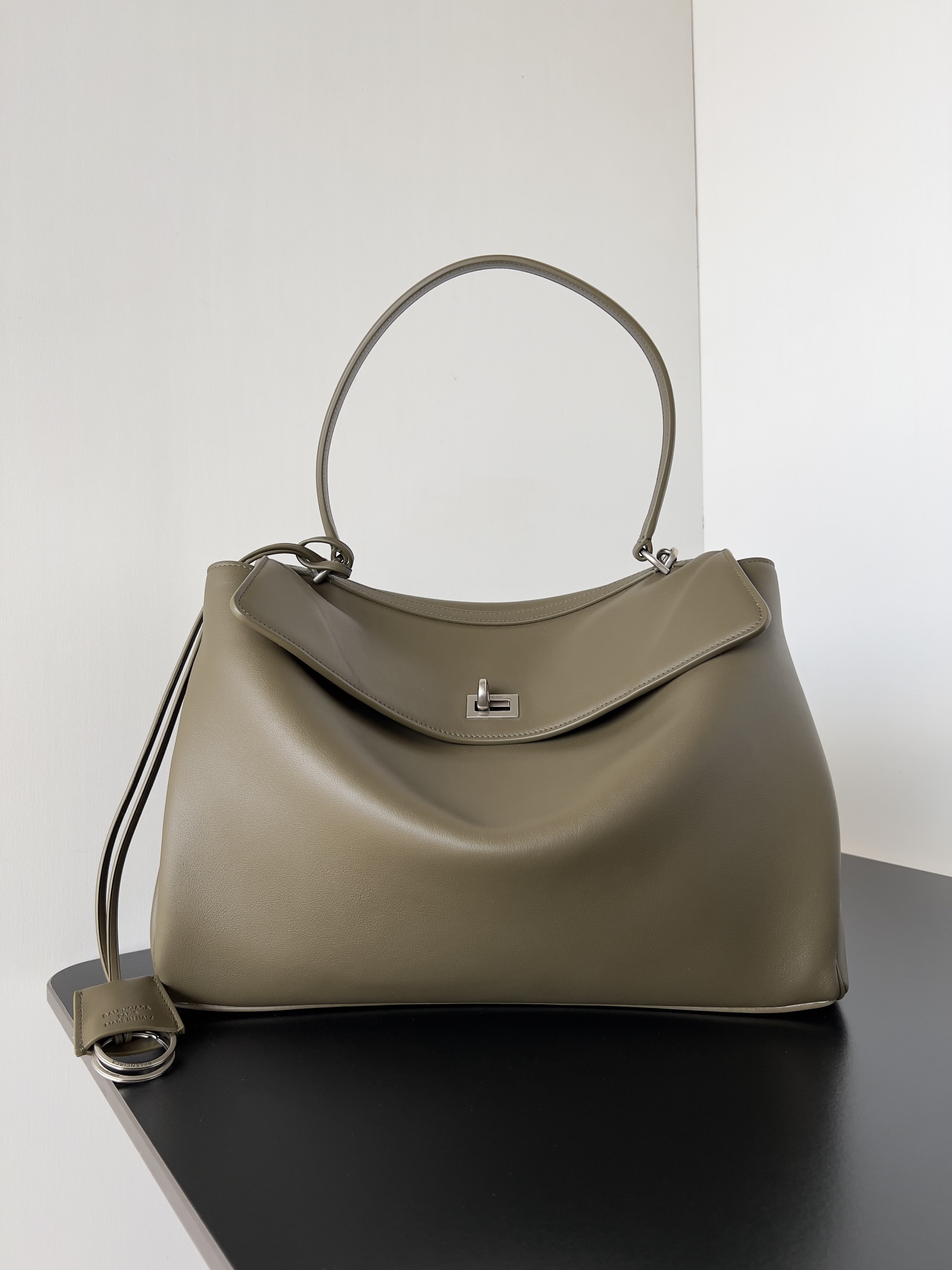 𝐁alenciaga Women's Rodeo Handbag Medium Bag in Khaki