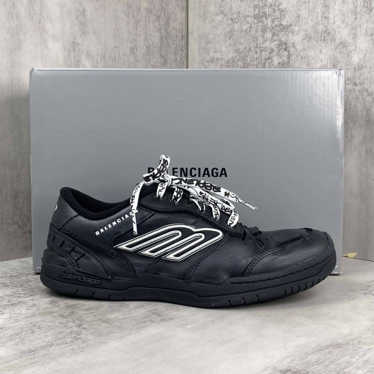 Balenciaga Balenciaga Hamptons Worn-Out Unisex Sneaker