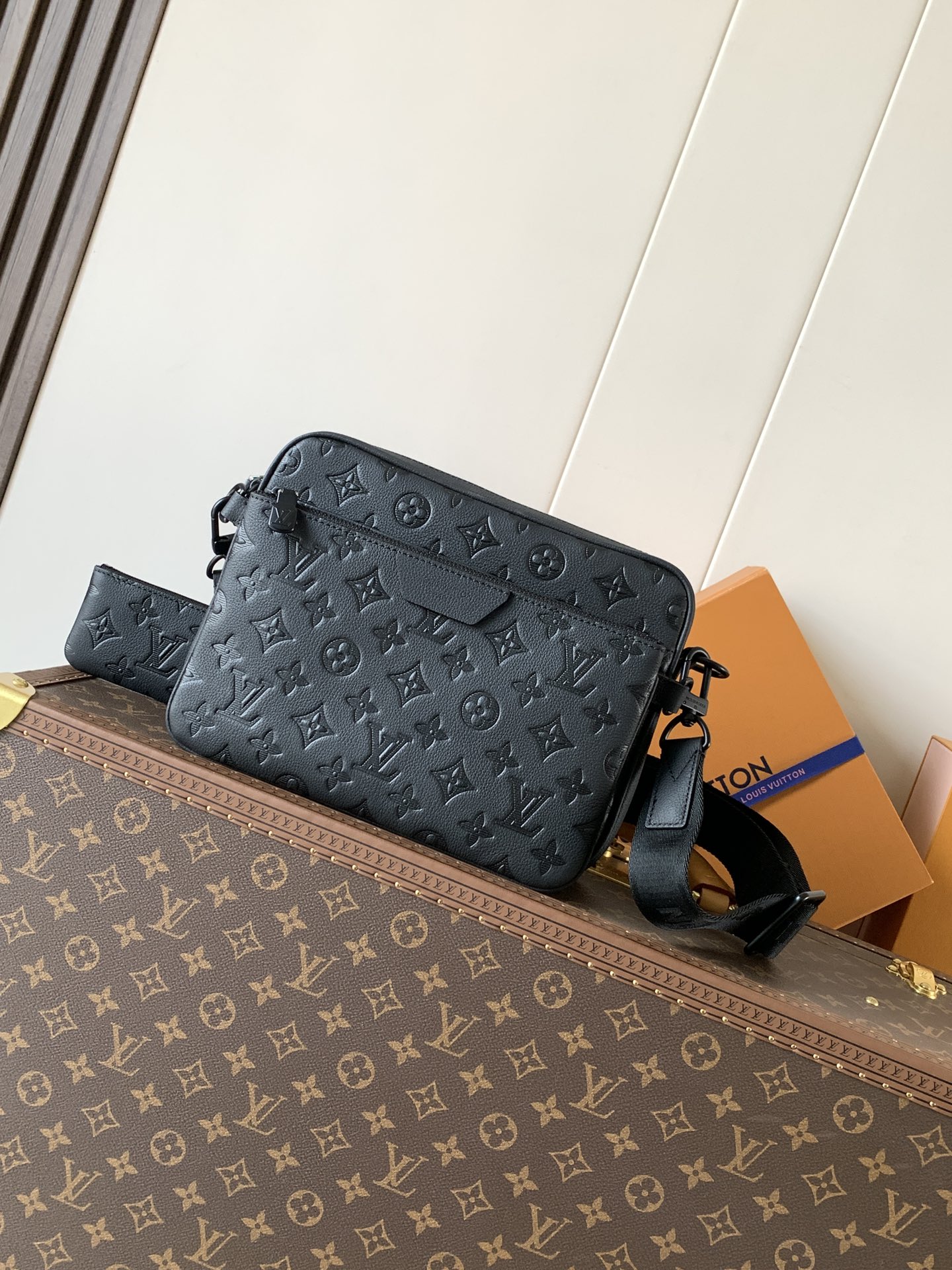 LV Men's Collection Handbag M26713 Trio Messenger