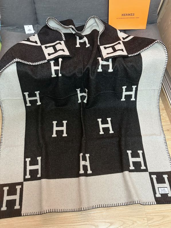 Hermes Wool & Cashmere Avalon Throw Blanket in Black and white