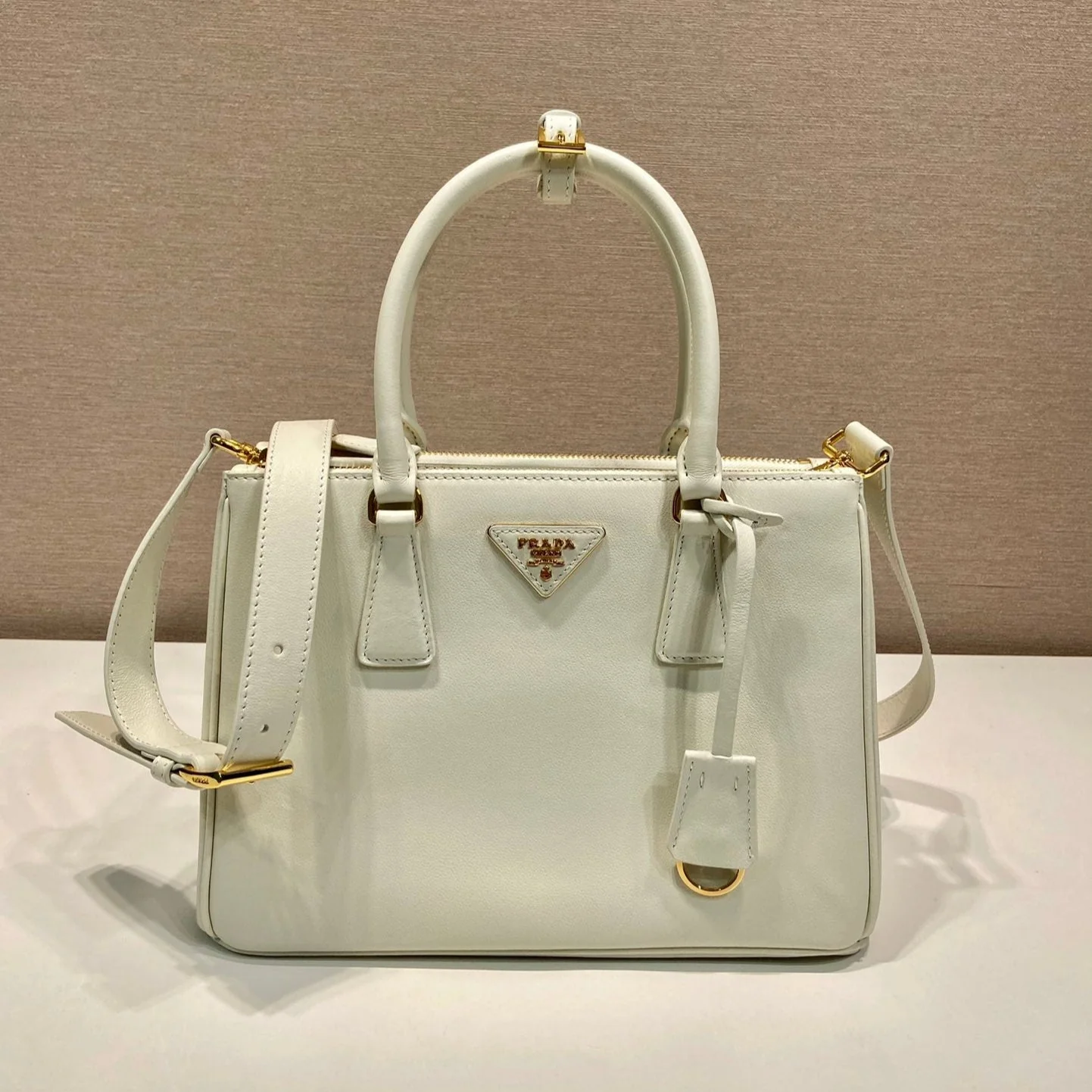 Prada MEDIUM GALLERIA BAG 28 IN WHITE SMOOTH CALFSKIN GOLD HARDWARE