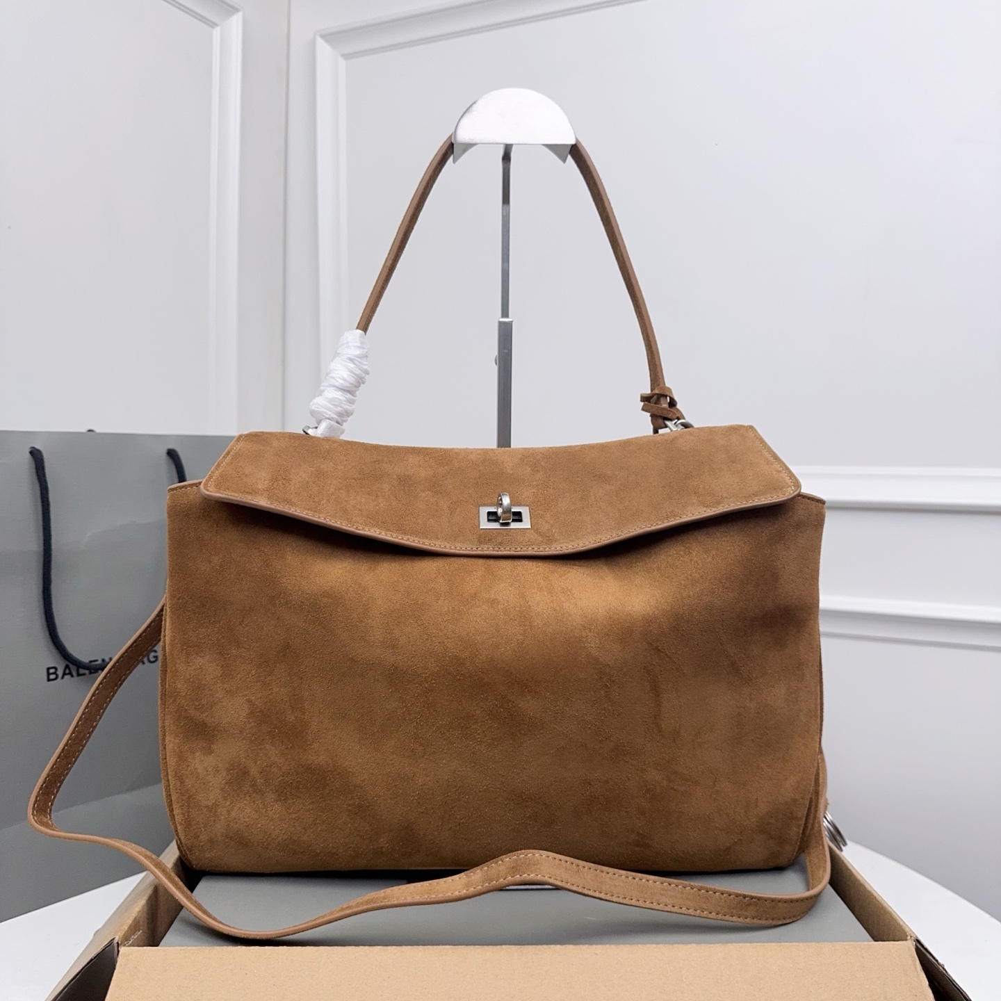 𝐁alenciaga Women's Rodeo Handbag Medium Bag in Camel