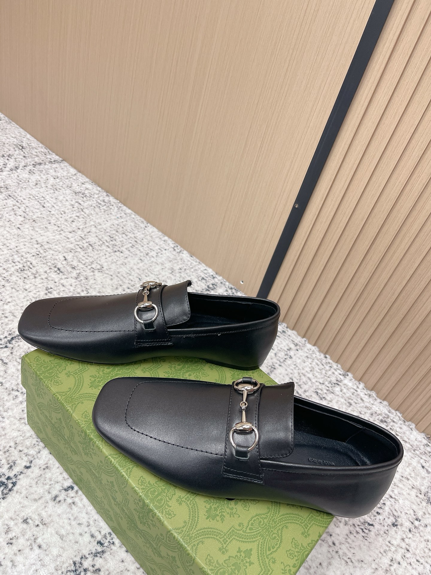 Gucci Jordann Unisex Leather Loafers in Black