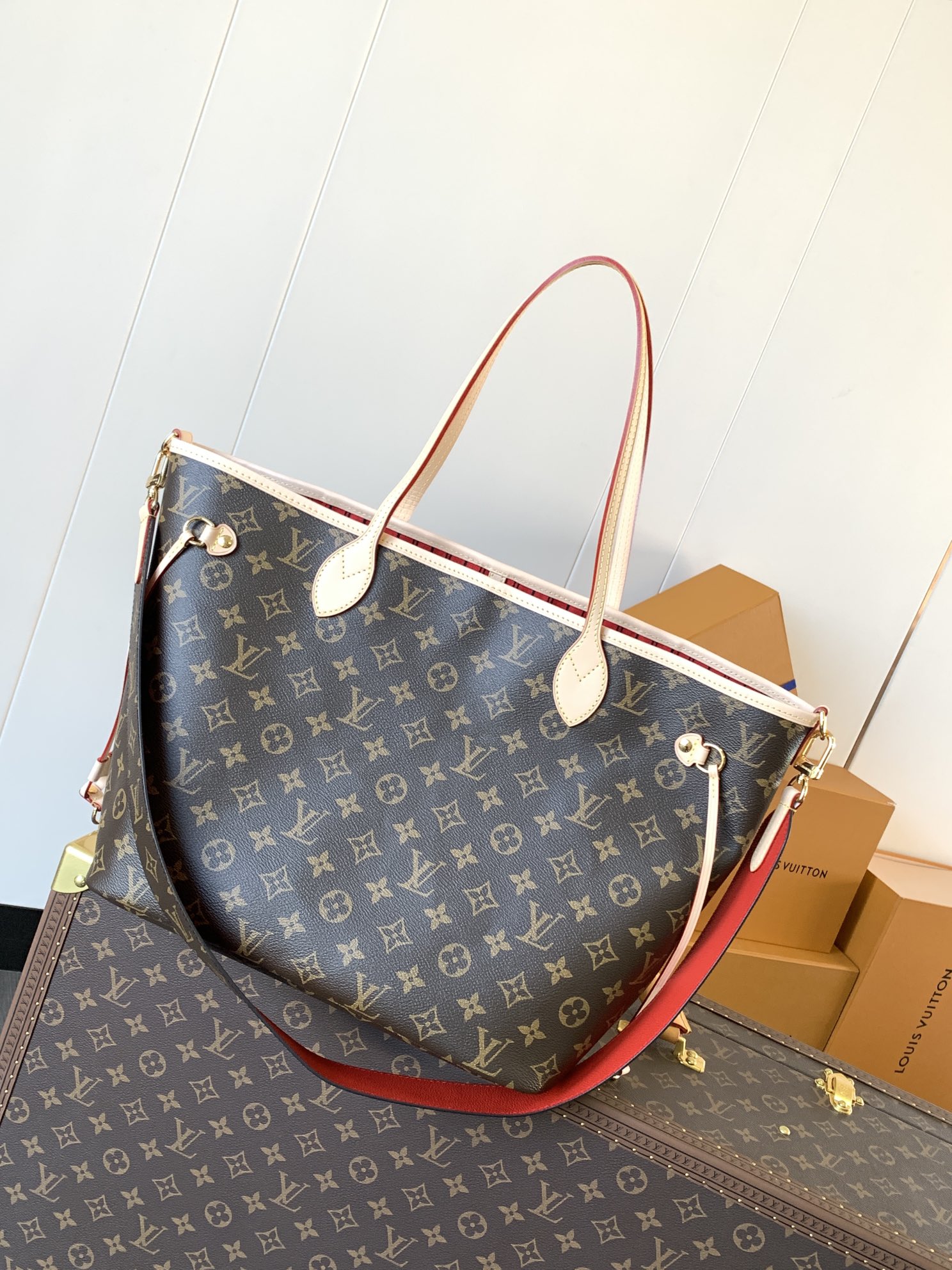 M12708 Sari Red Neverfull Bandoulière Inside Out MM tote