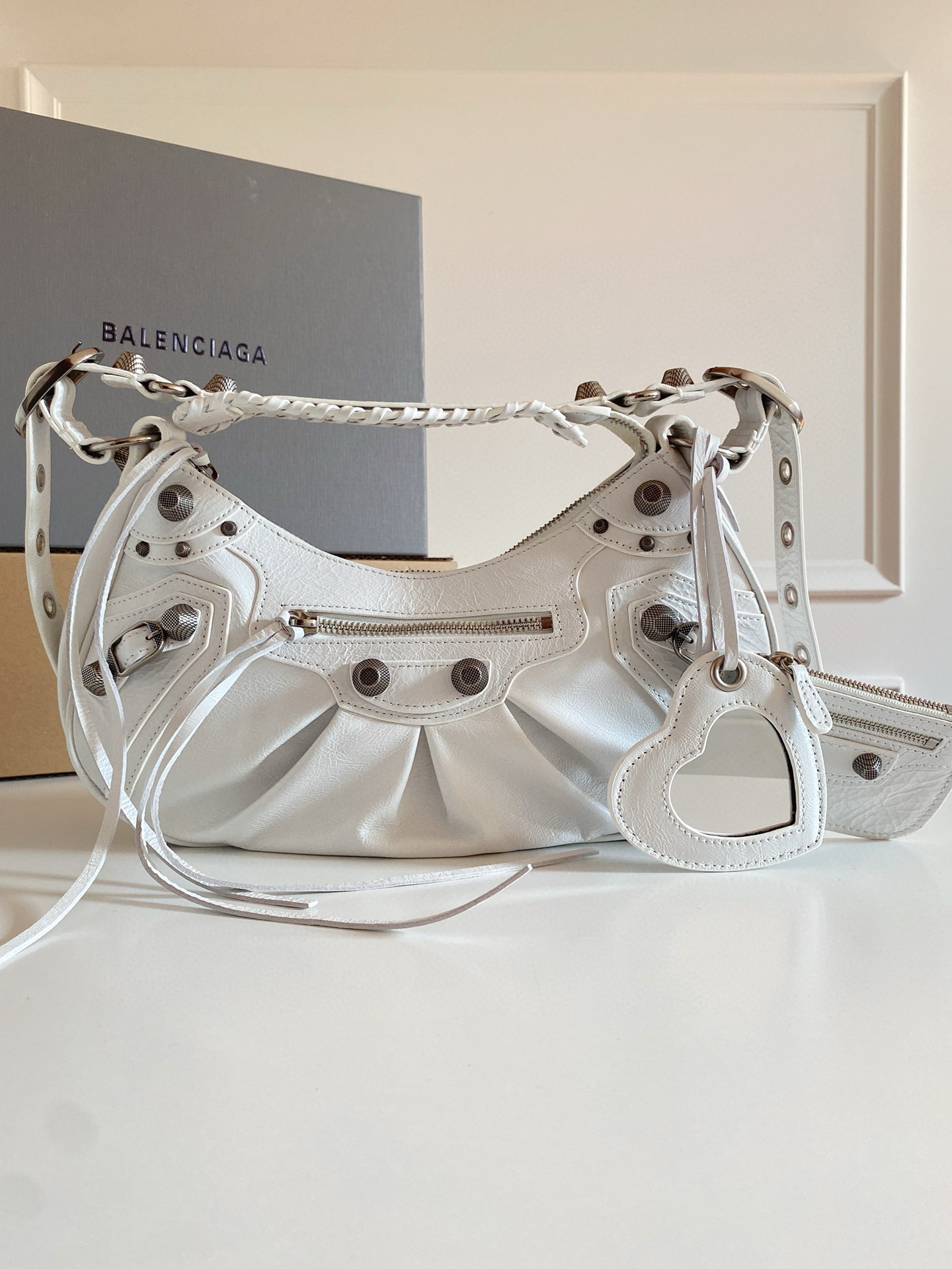 𝐁alenciaga Le Cagole Shoulder Bag Small in White
