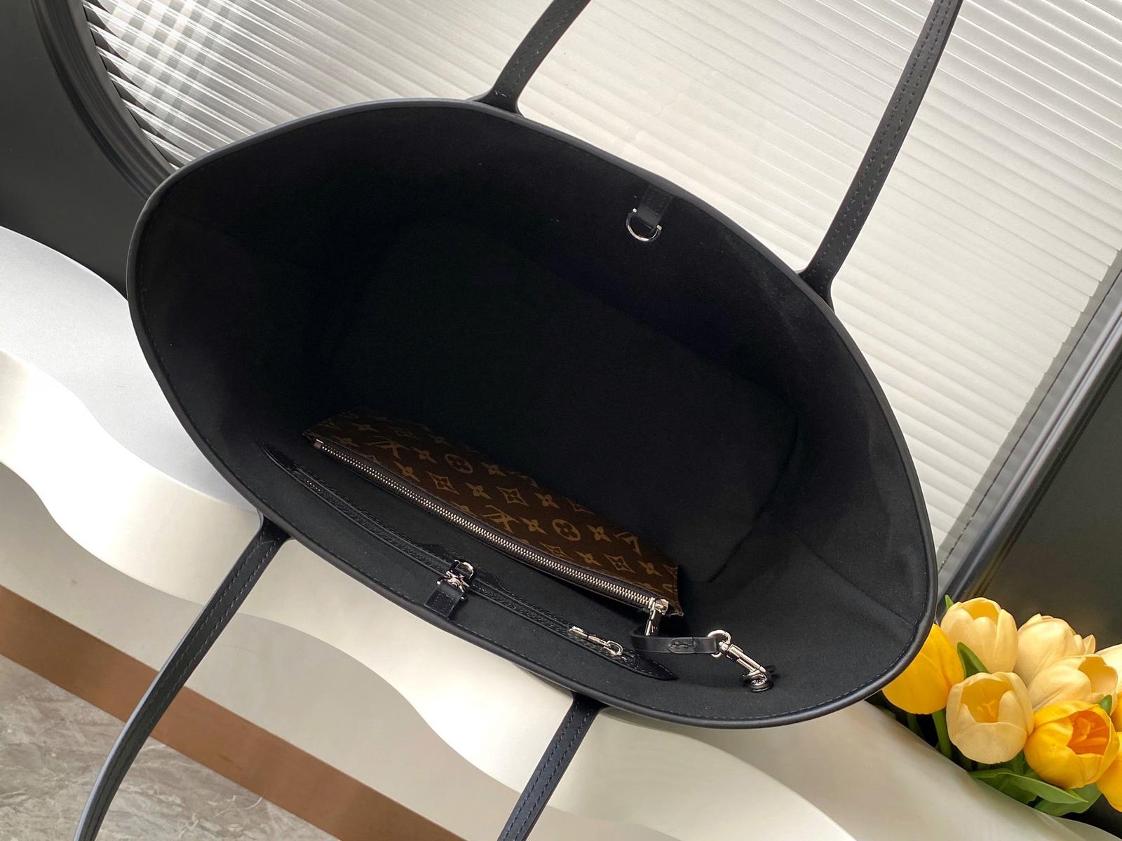 Louis Vuitton Neverfull MM bag