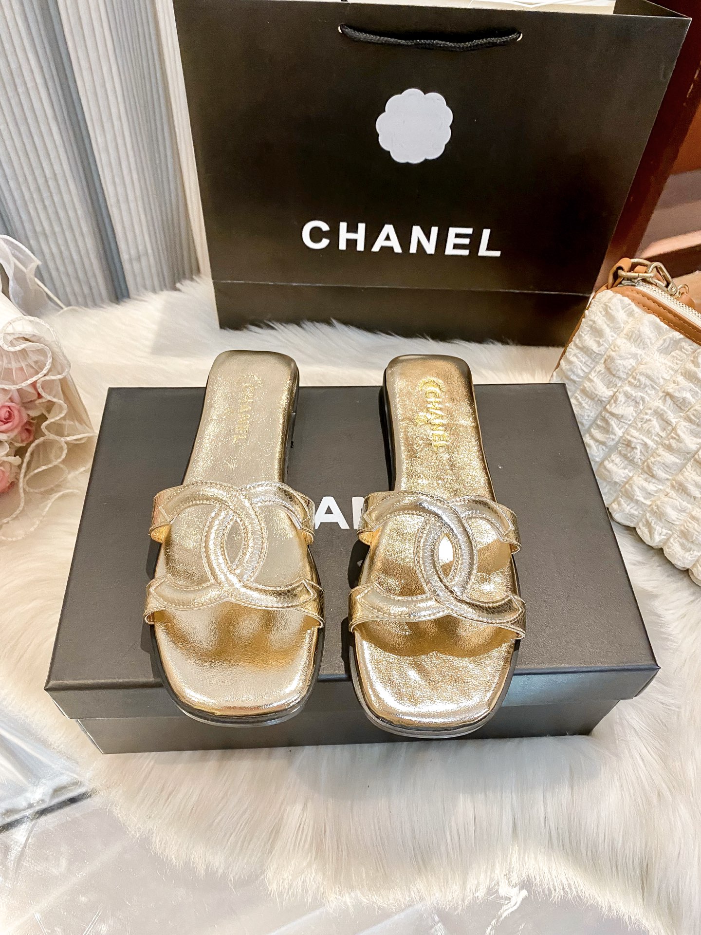 Chanel Metallic & Shiny Leather CC Logo Strappy Strap Square-Toe Flat Slide Sandals - KAIROO