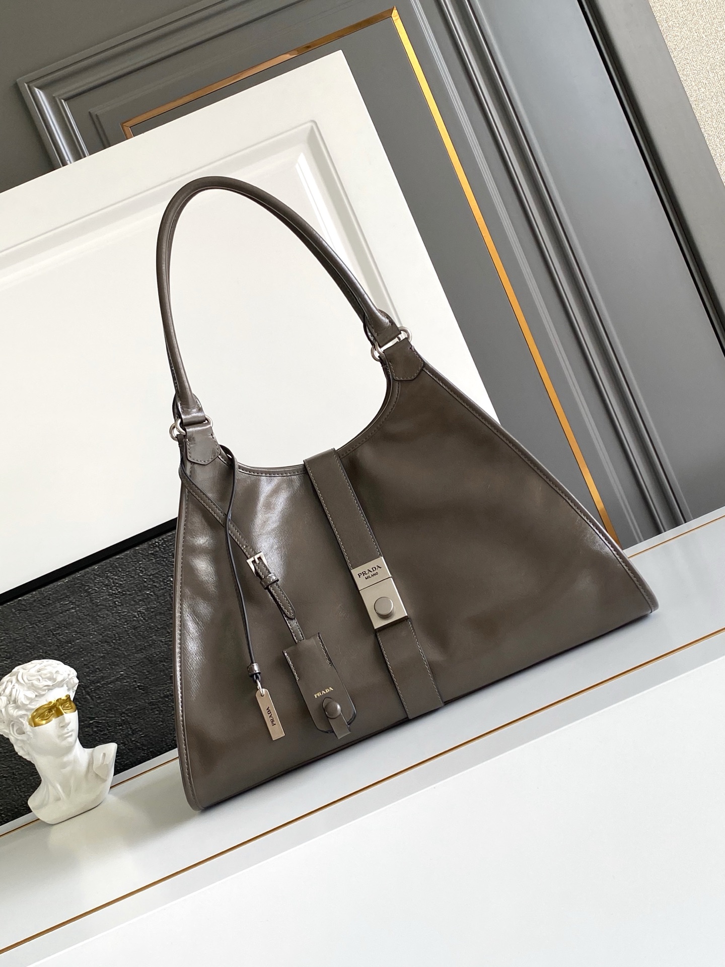 Prada Bag Large Leather Tote Bag Imported Oil-waxed Leather 1BG570 (10A Mirror Version)
