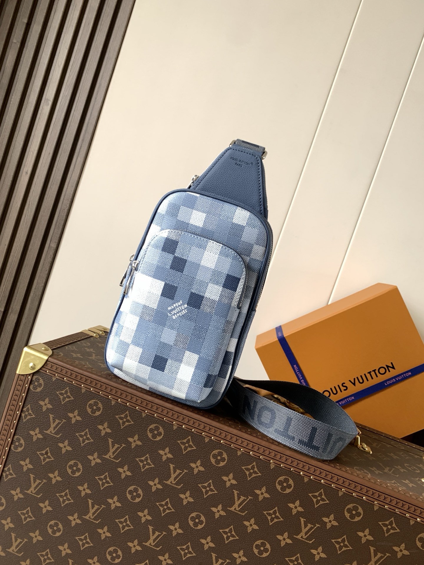 LV Louis Vuitton M28589 Avenue Slingbag PM