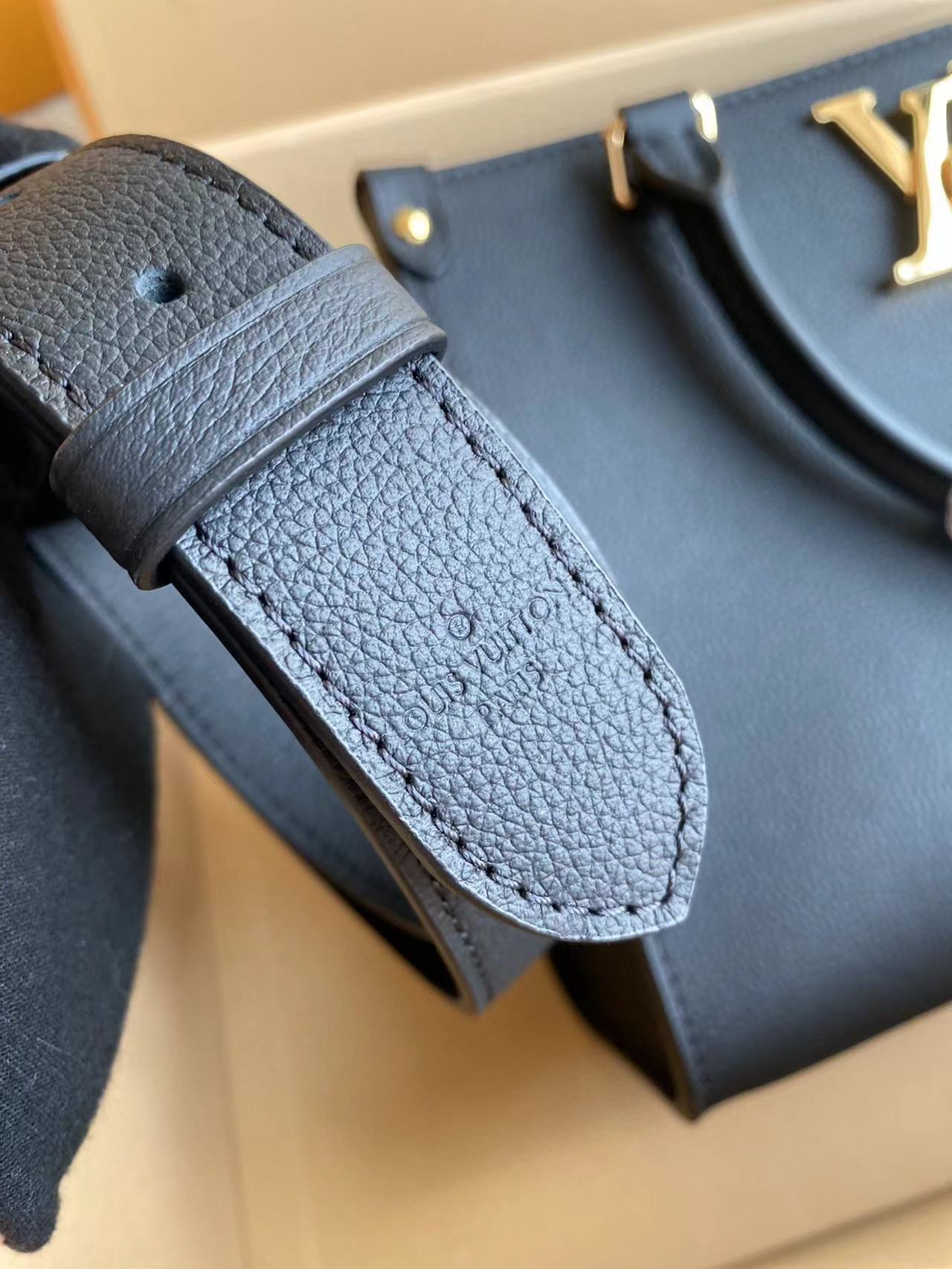 Louis Vuitton LV Business & Travel Bags Lock & Go