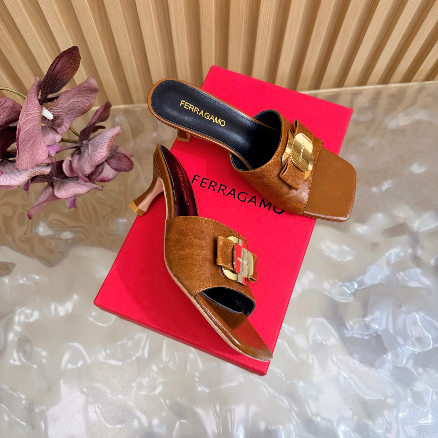 Ferragamo Shiny Leather Heeled Side
