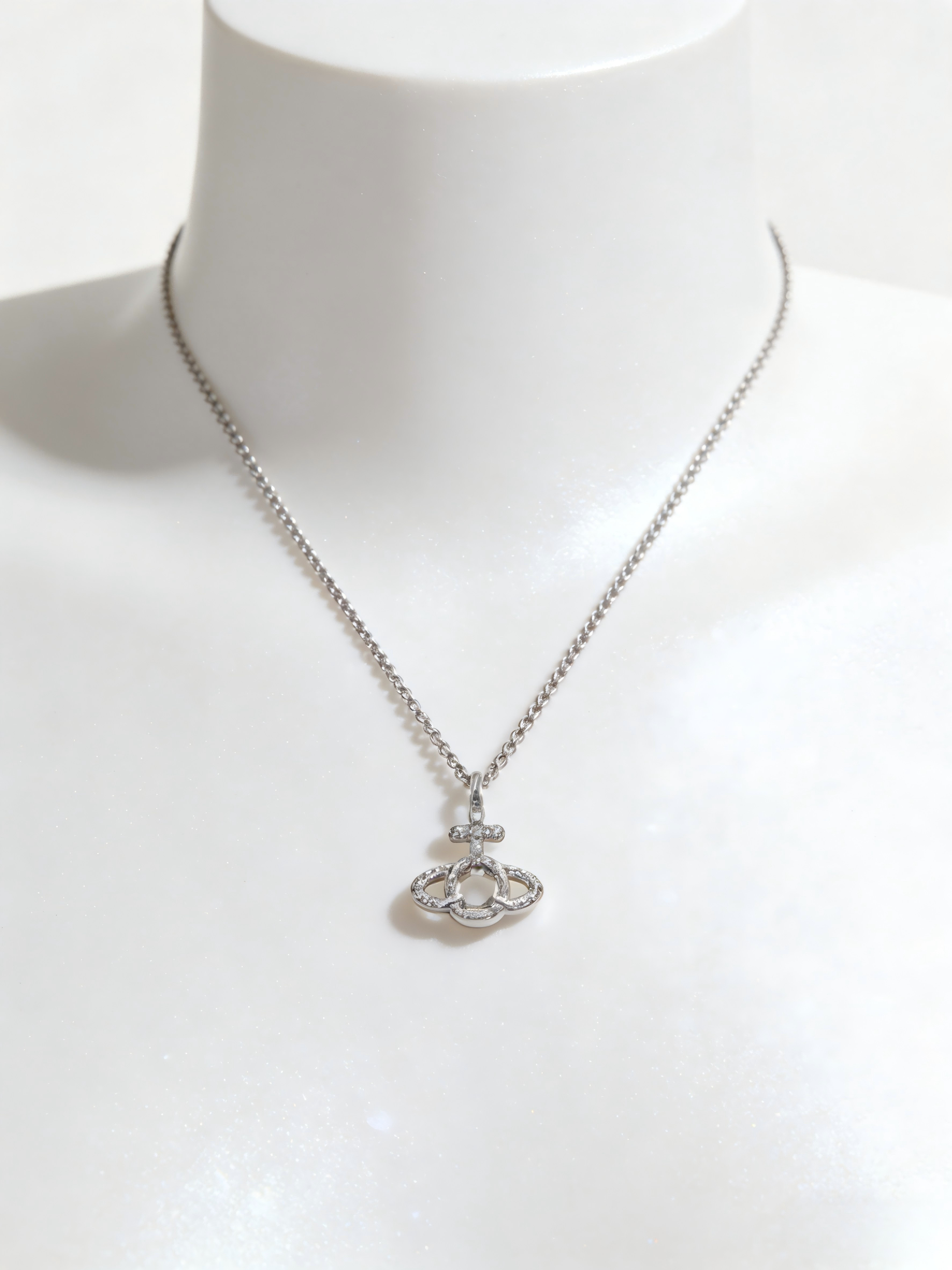 Trendy Silver Chain with Crystal Planet Charm – Hypoallergenic, Perfect for Everyday Wear