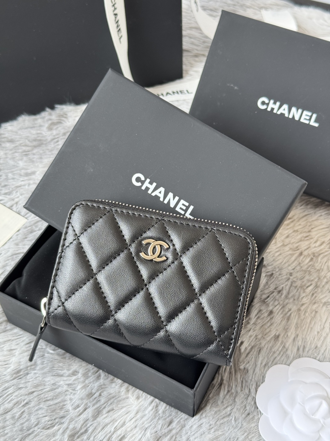 Chanel Classic Zipped Card Holder in Black lambskin