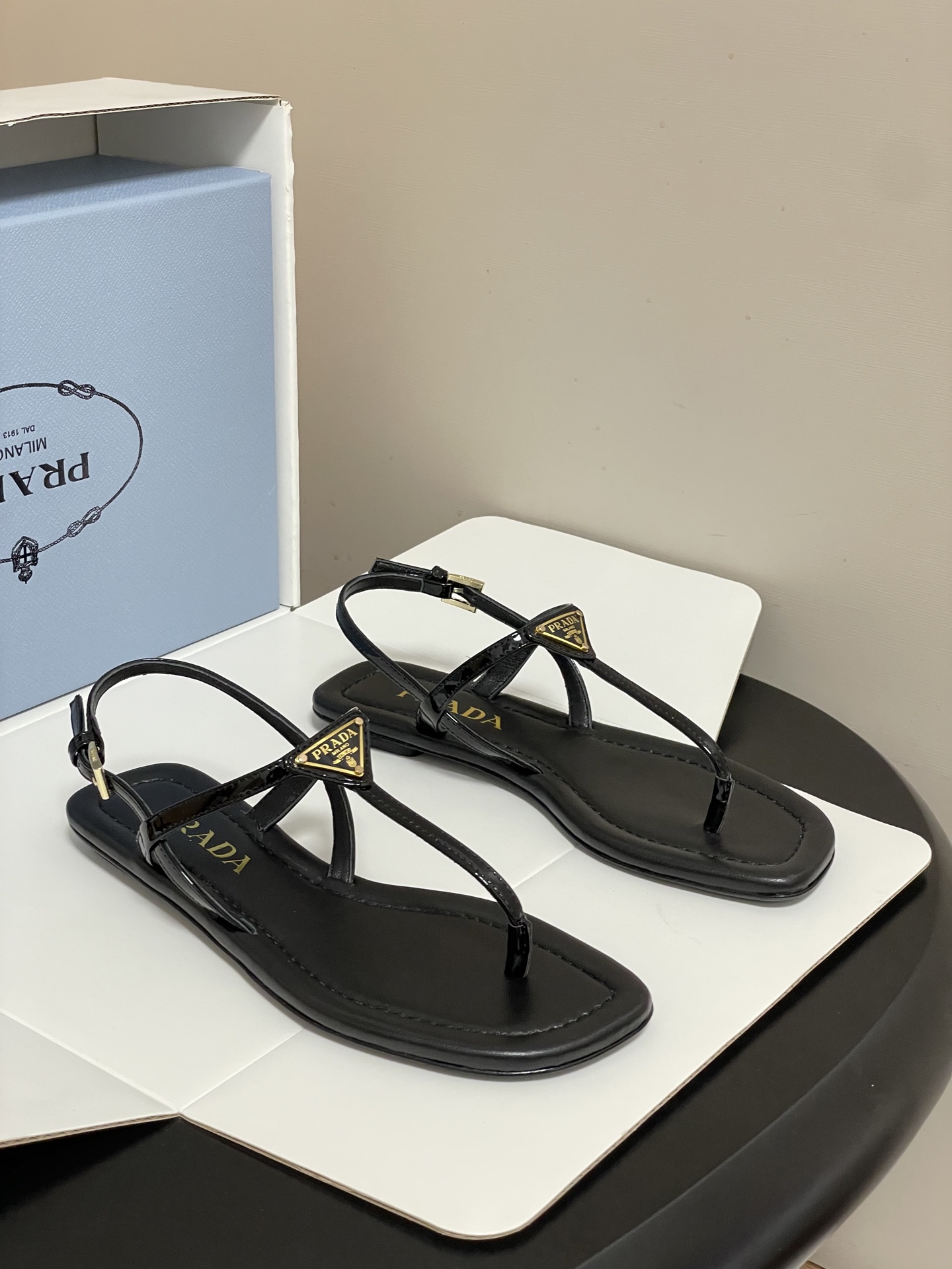 Prada leather Flip-Flops in Black
