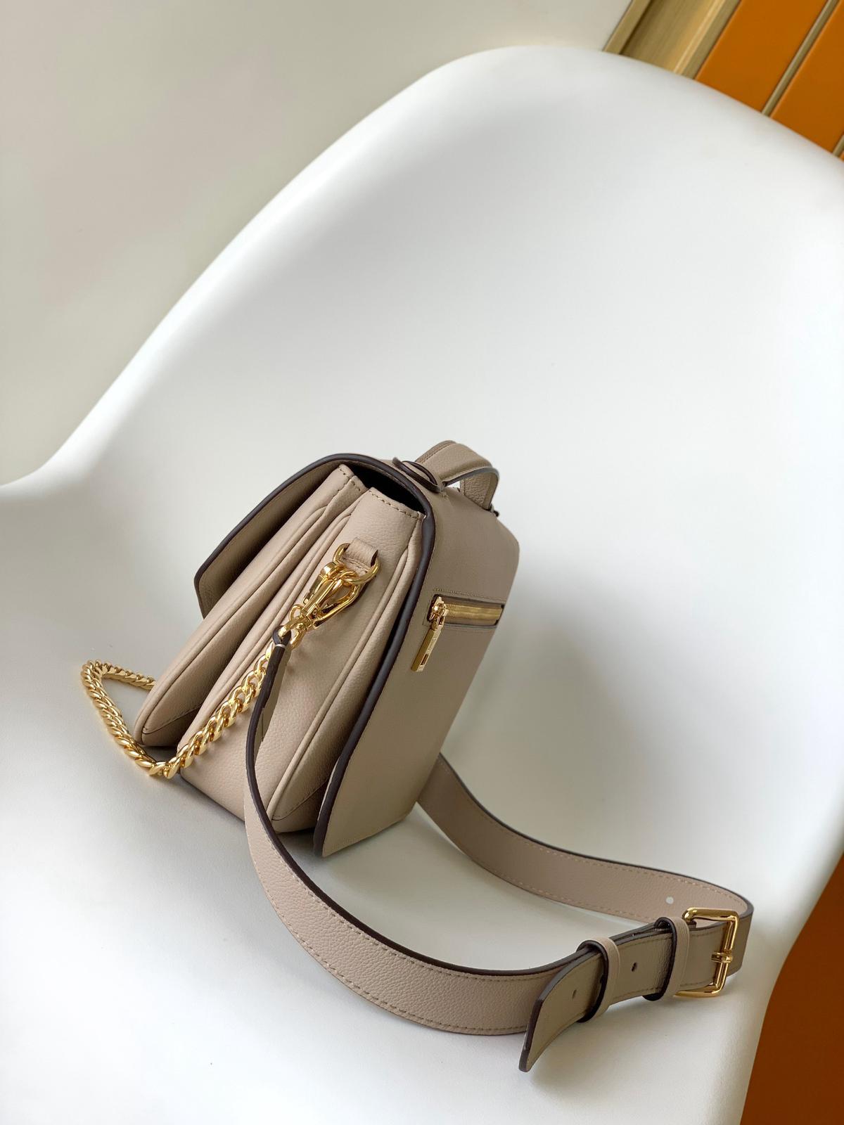 Louis Vuitton LV Shoulder Bag M22952
