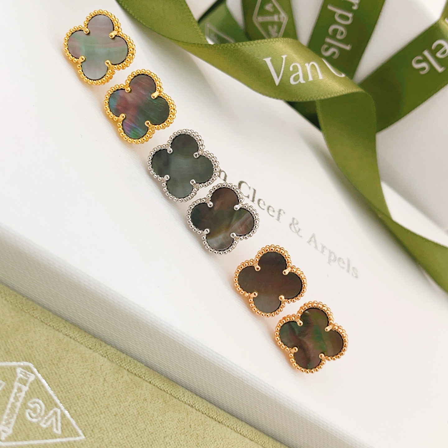 Van Cleef Fashion Medium Earrings 1.5cm