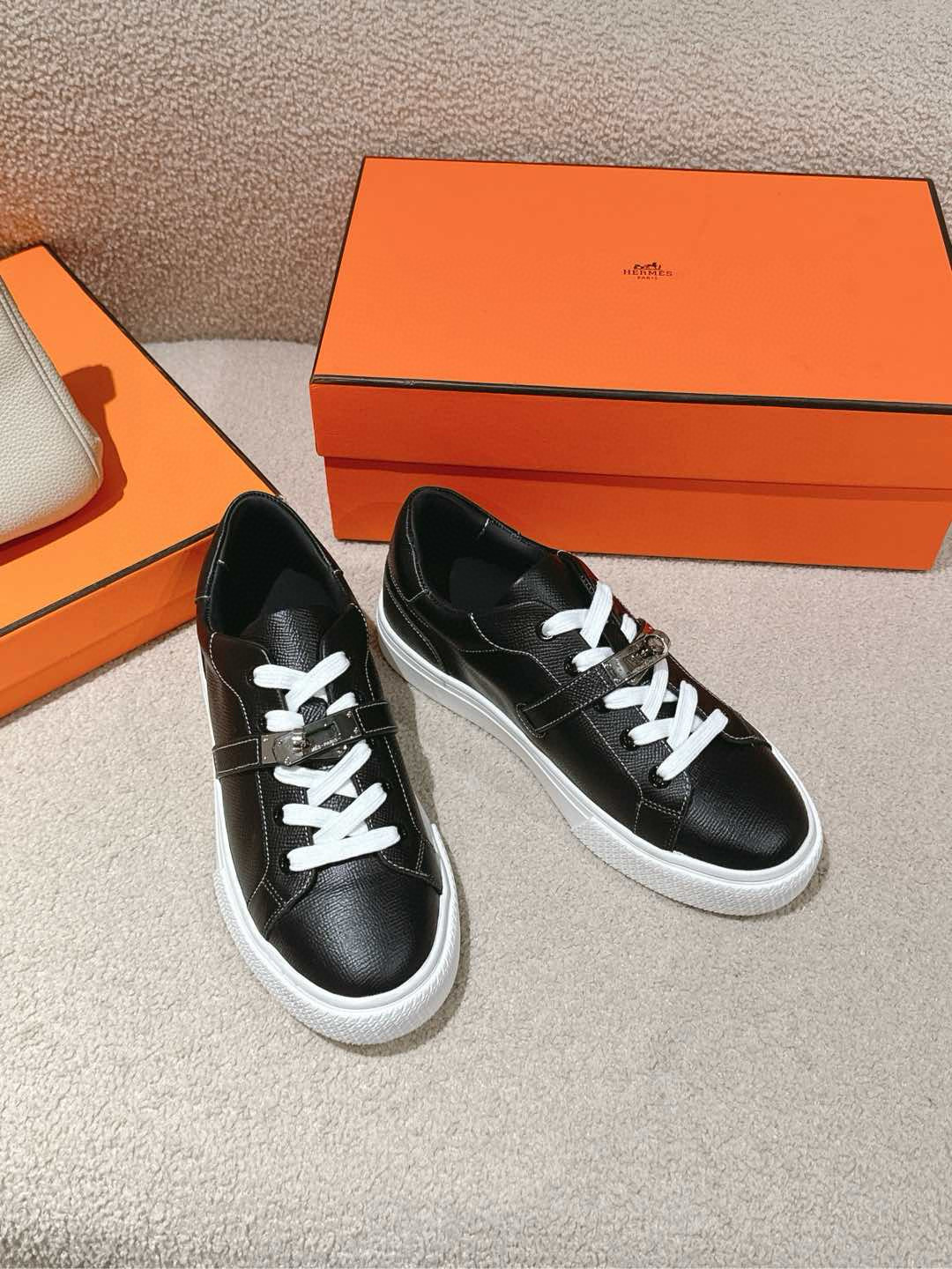 Hermes Unisex Day Sneaker