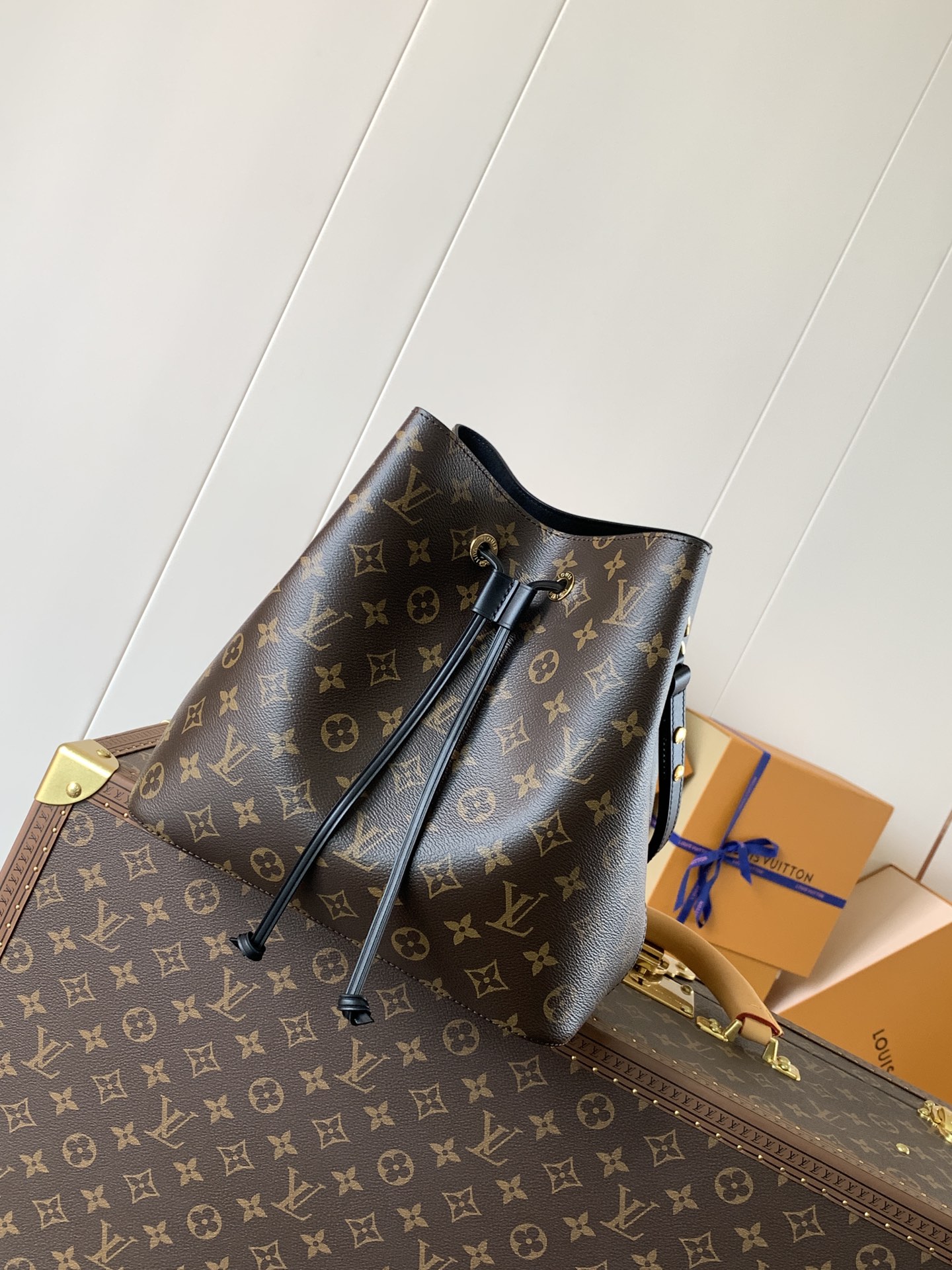 M44022 NéoNoé bucket bag MM in Monogram Canavs