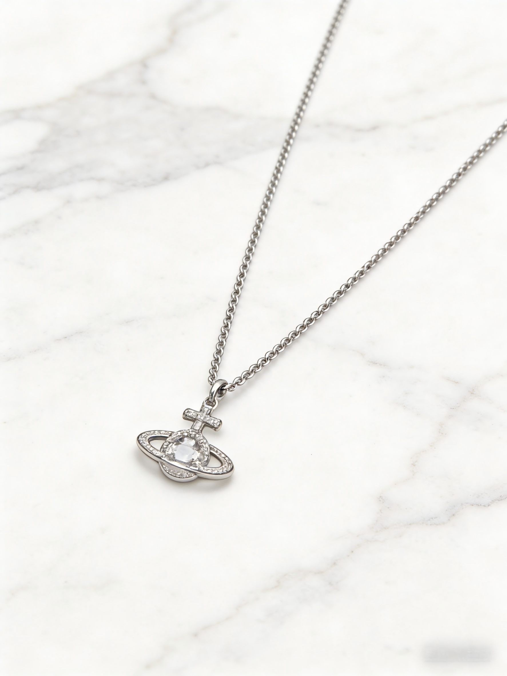 Trendy Silver Chain with Crystal Planet Charm – Hypoallergenic, Perfect for Everyday Wear