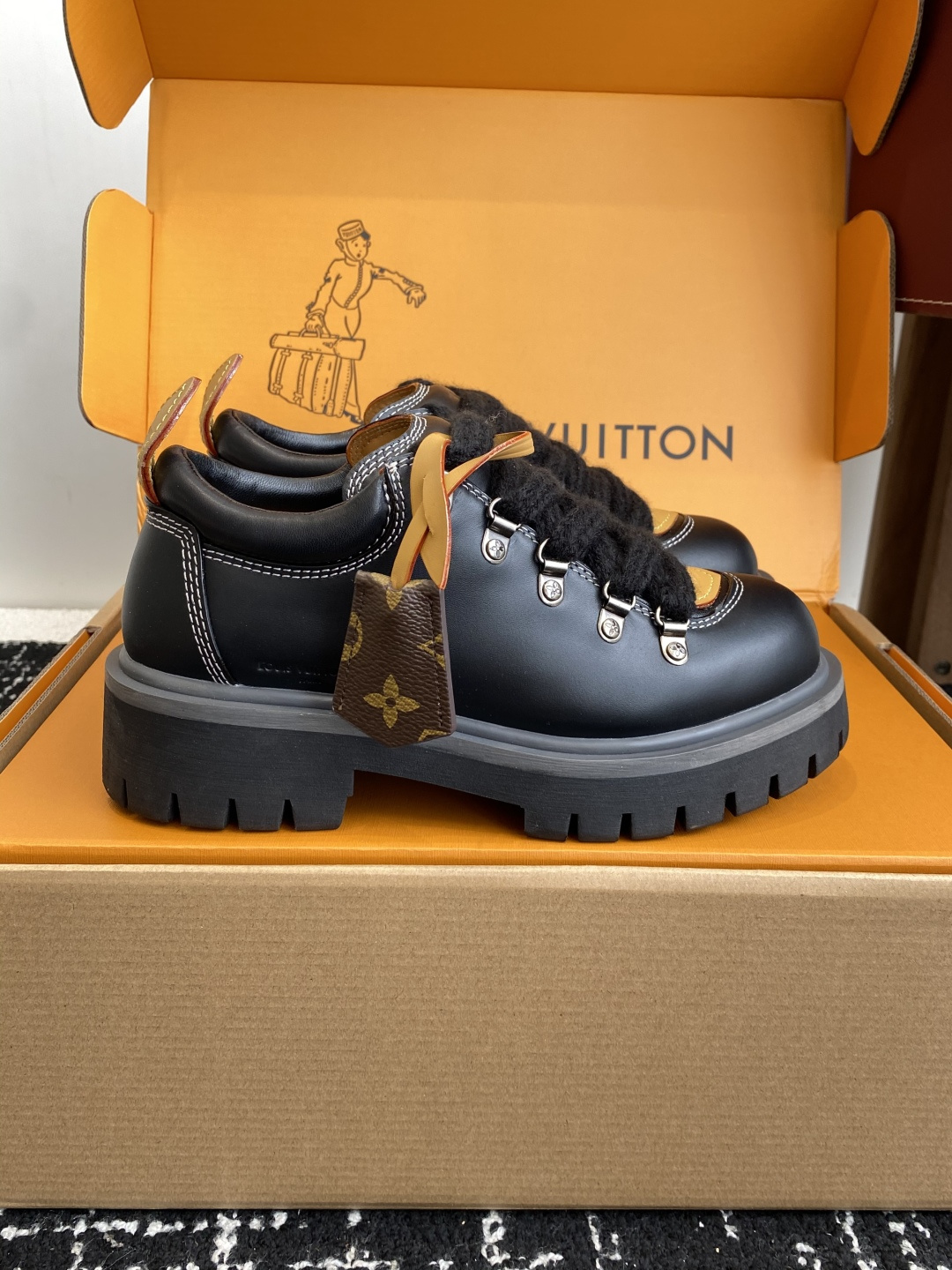 Men's LV Remix Lace-up Shoes