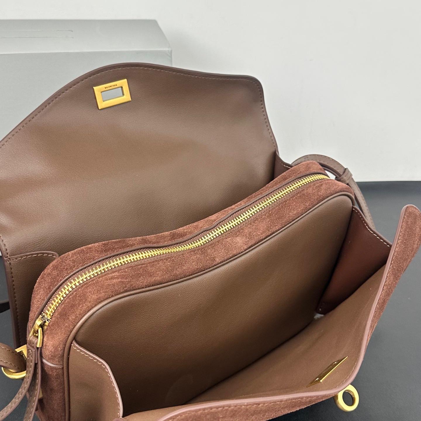 Balenciaga Le 7 Shoulder Bag Medium in Moka/ruby