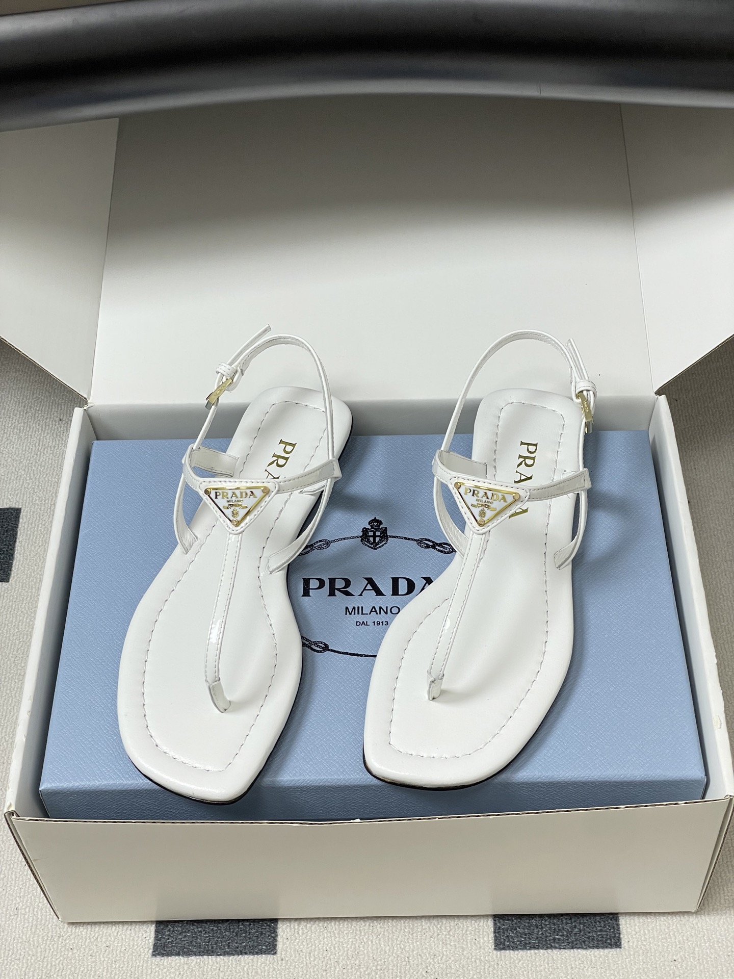 Prada leather Flip-Flops in White