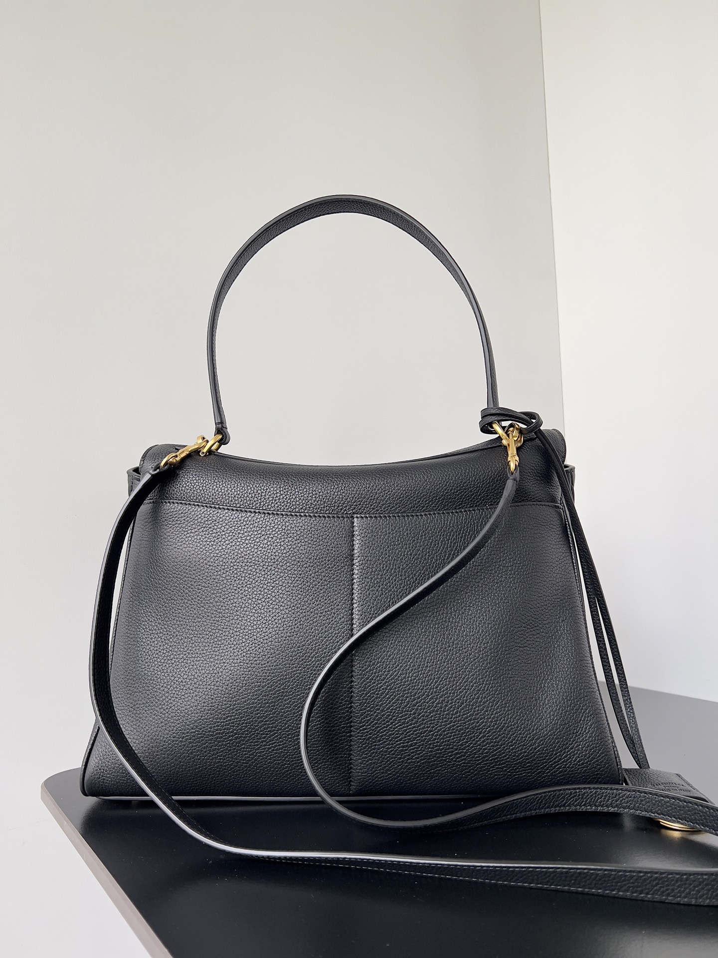 𝐁alenciaga Women's Rodeo Handbag Medium Bag in Black