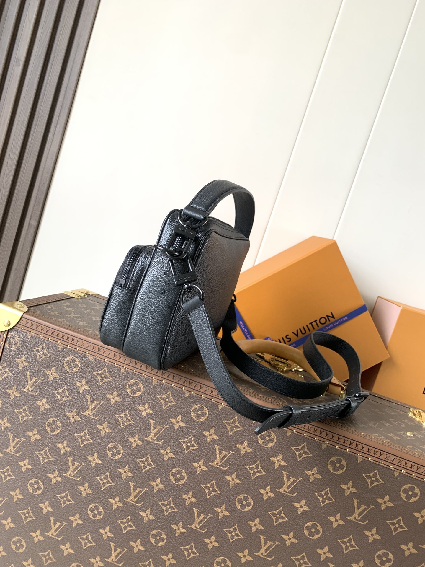 LV Men's Collection Bag M26783 Nil cross-body bag