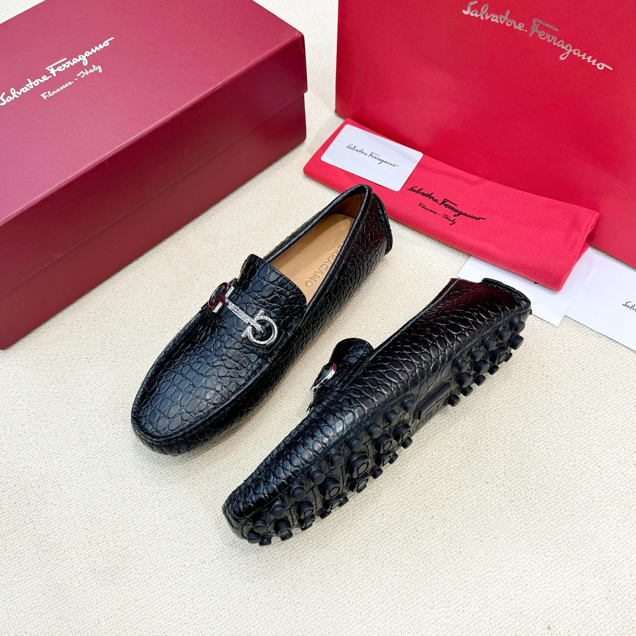 Ferragamo Men's leather driving Loafer