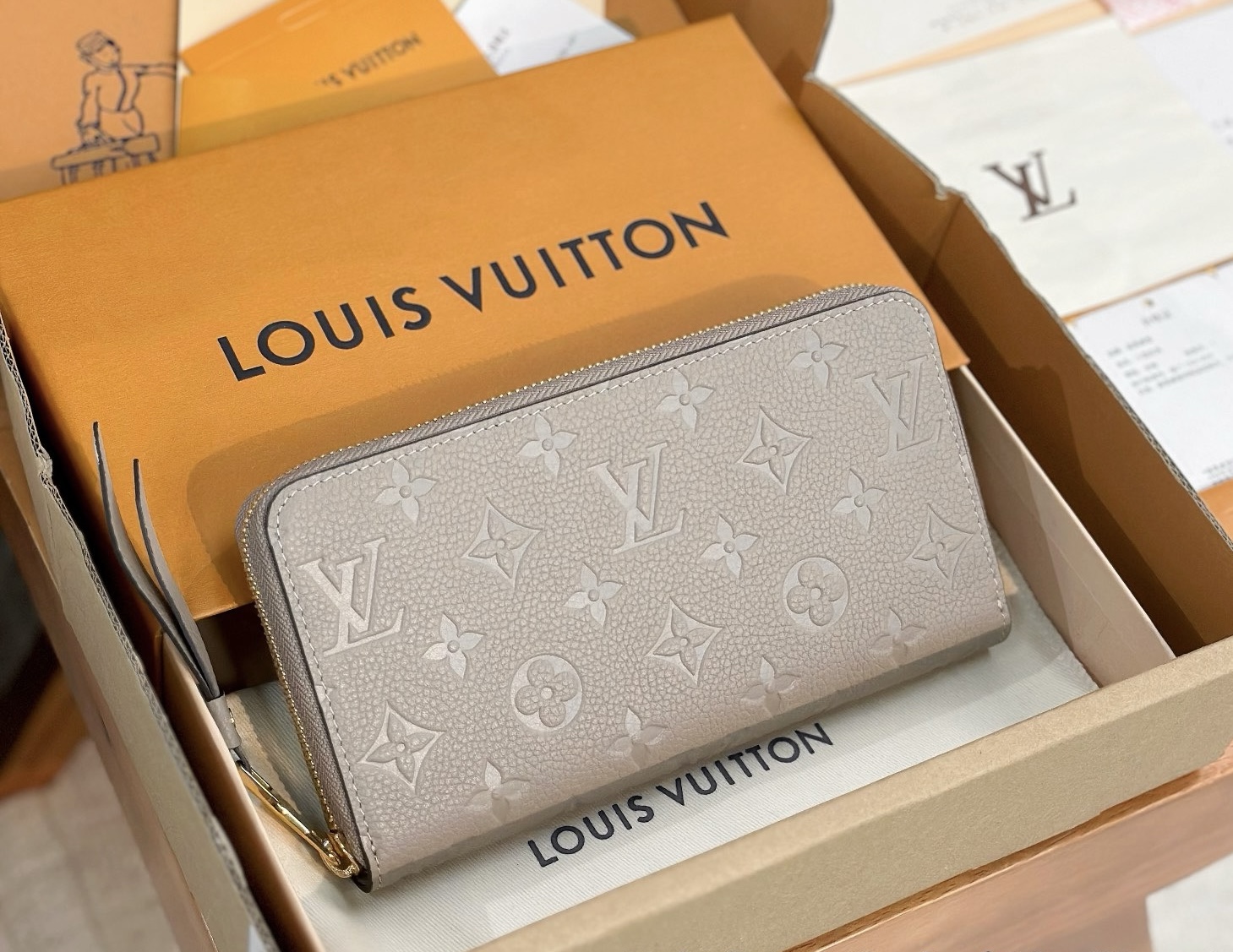 M69034 LV Zippy wallet in Tourterelle Monogram Empreinte Leather