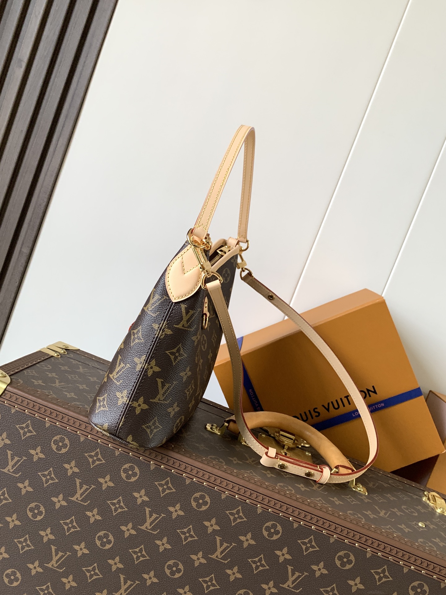 M28423 LV Lineup handbag in Monogram Canvas