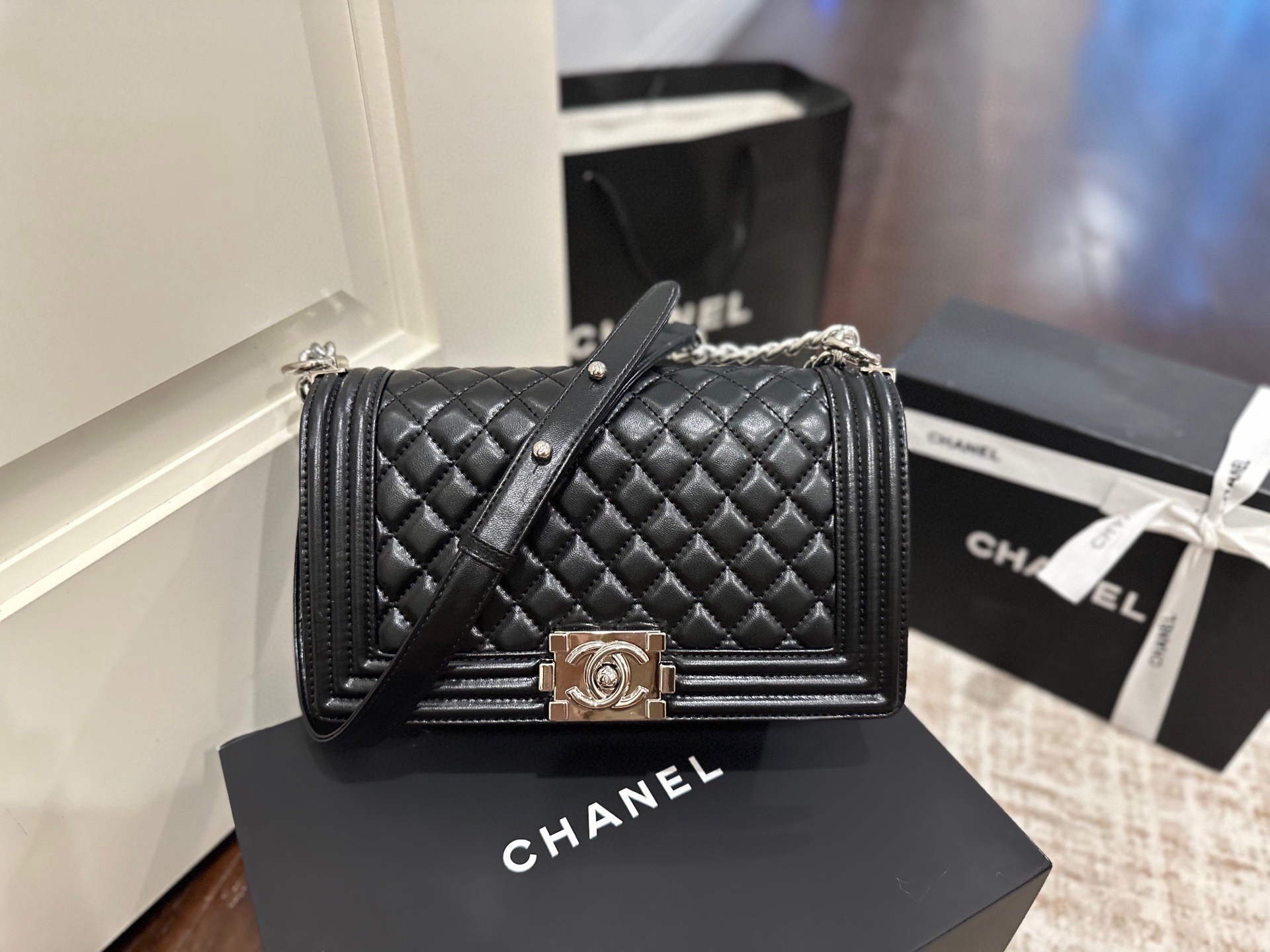 Chanel Le Boy Medium 25CM Quilted Smooth Leather Silver Hardware Chain Flap Shoulder Bag - KAIROO