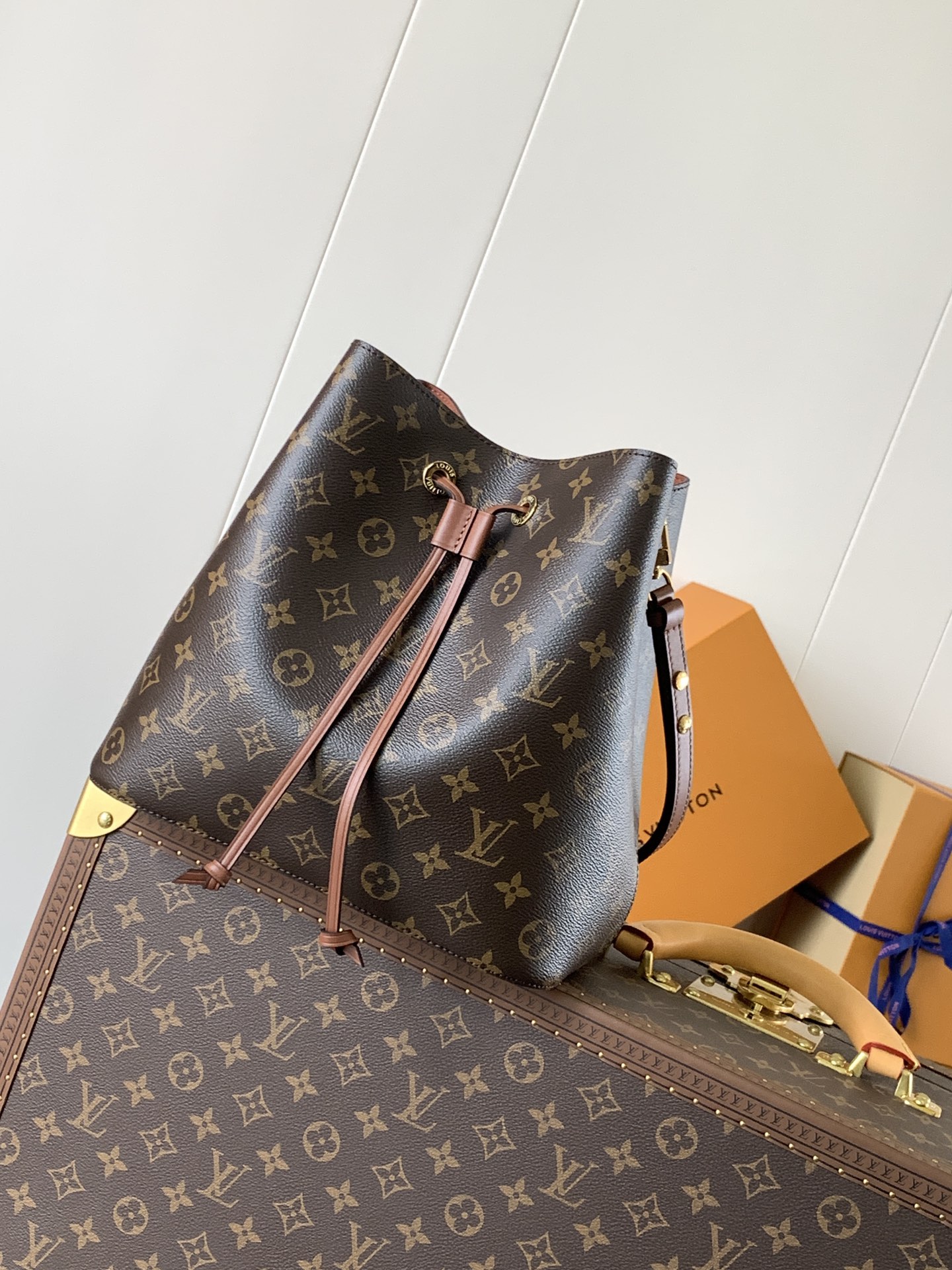 M44887 NéoNoé bucket bag MM in Monogram Canavs