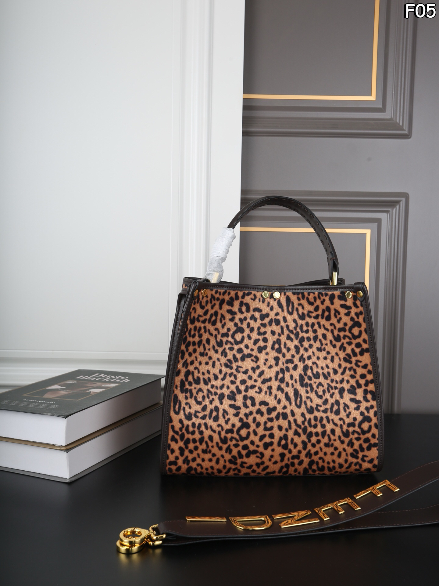 Fendi Leopard Print Peekaboo Satchel Iseeu Medium Handbag - KAIROO