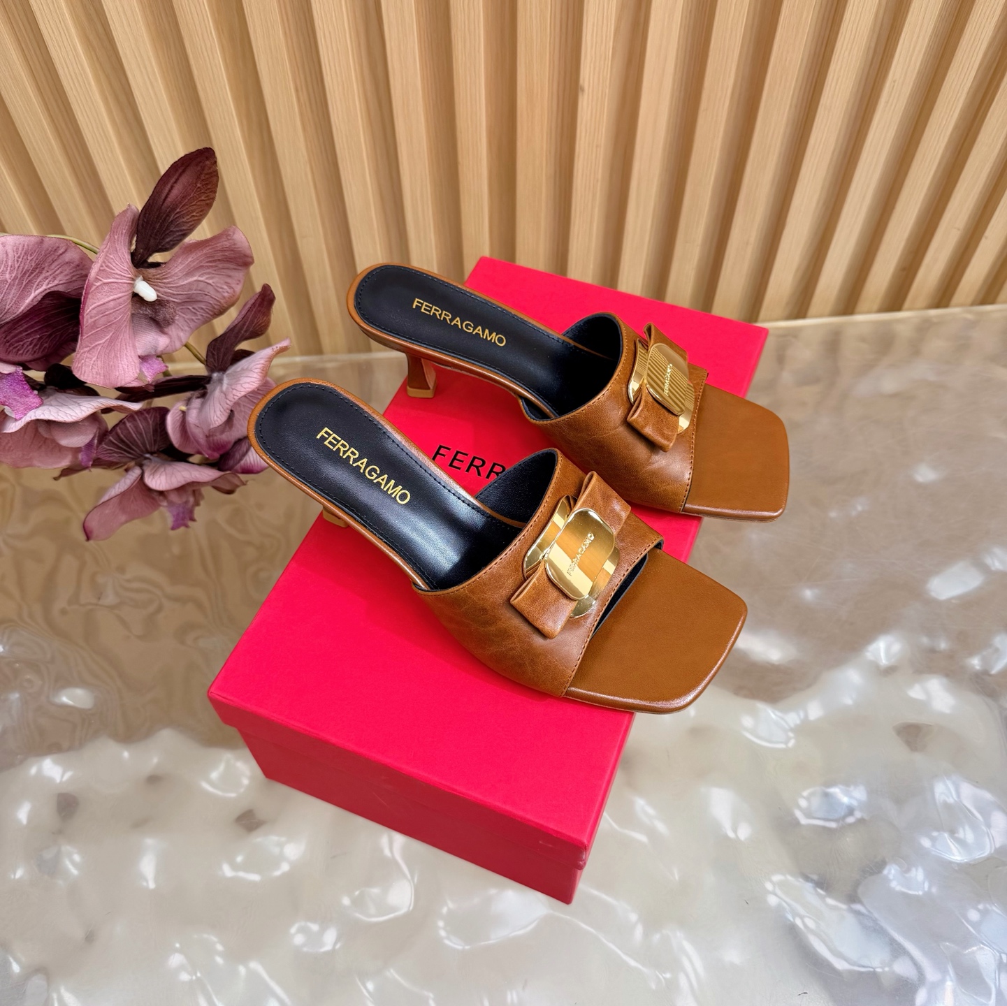 Ferragamo Shiny Leather Heeled Side