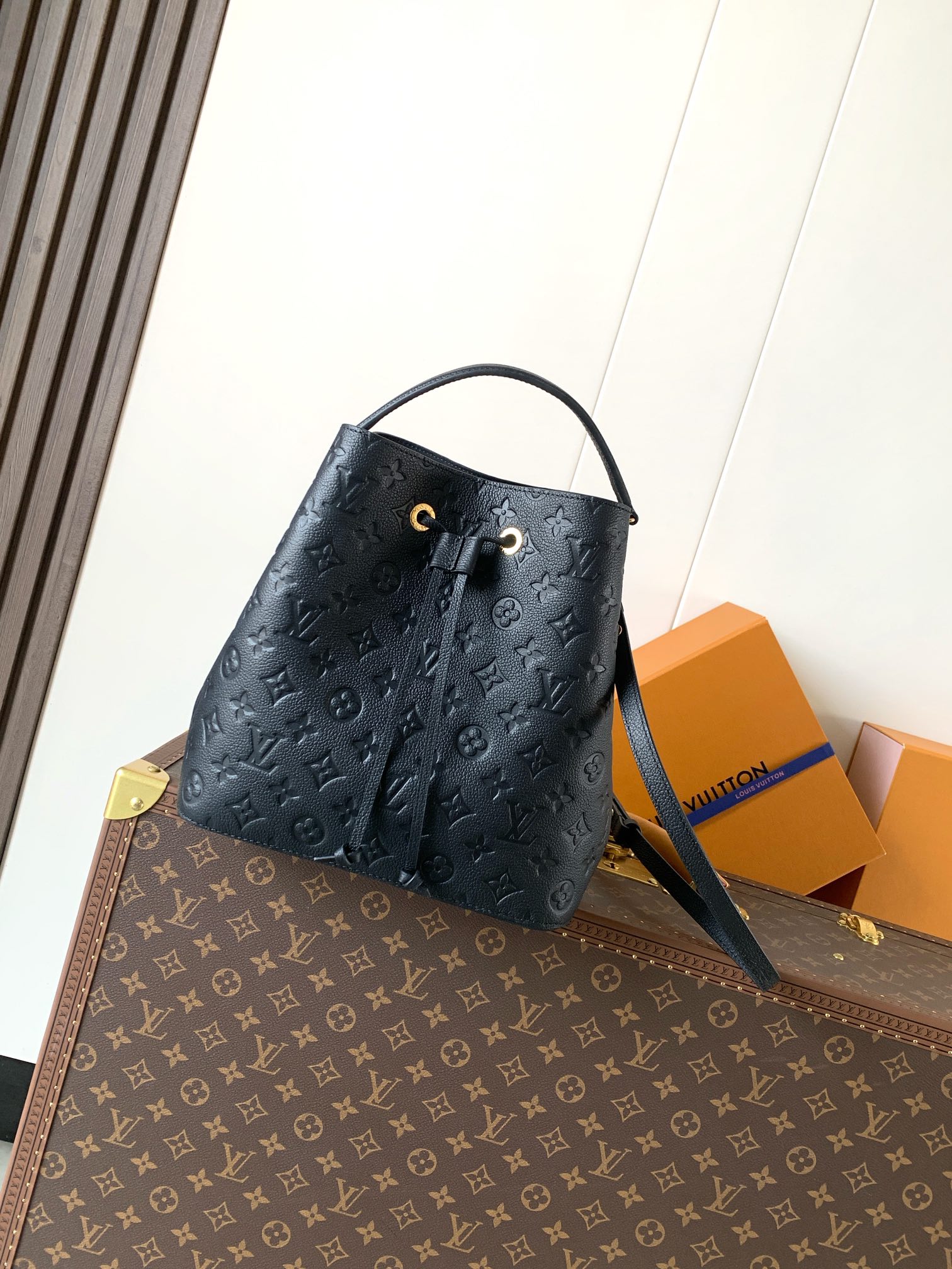 M45256 NéoNoé bucket bag MM in Monogram Empreinte leather