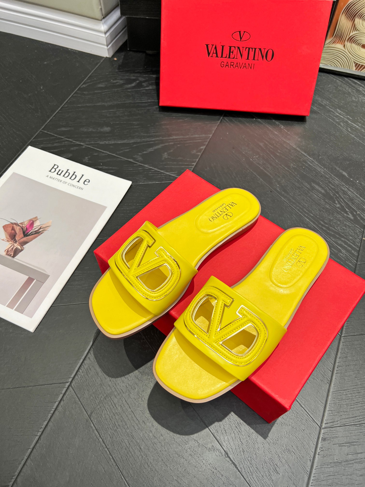 Valentino Garavani Cut-Out Large VLogo Signature Smooth Leather Gold-Trim Flat Slippers - KAIROO