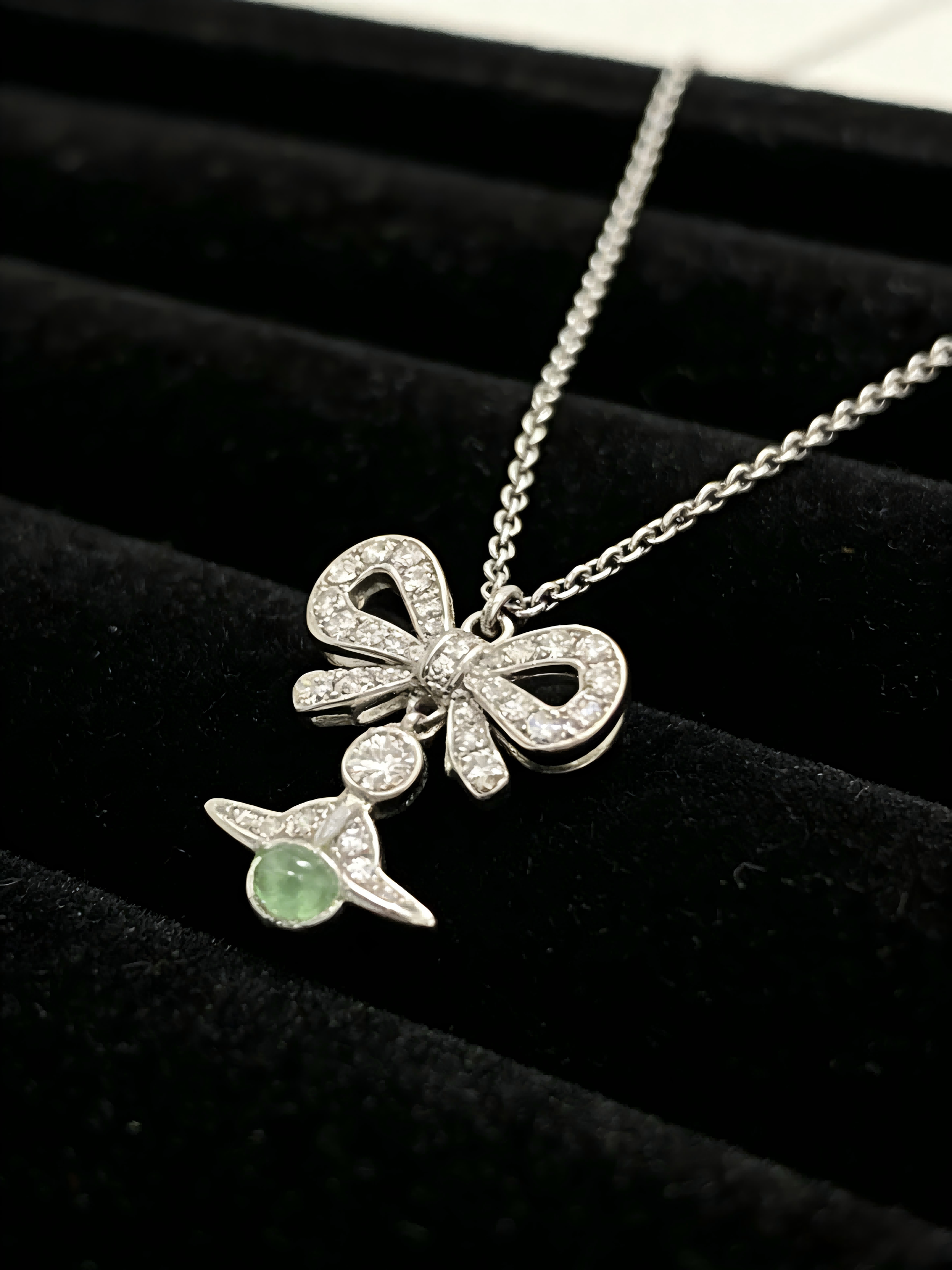 Cute Bow Pendant Necklace for Women – Dainty Silver-Tone Chain with Green Crystal Charm, Trendy Y2K Aesthetic Jewelry for Party & Daily Wear