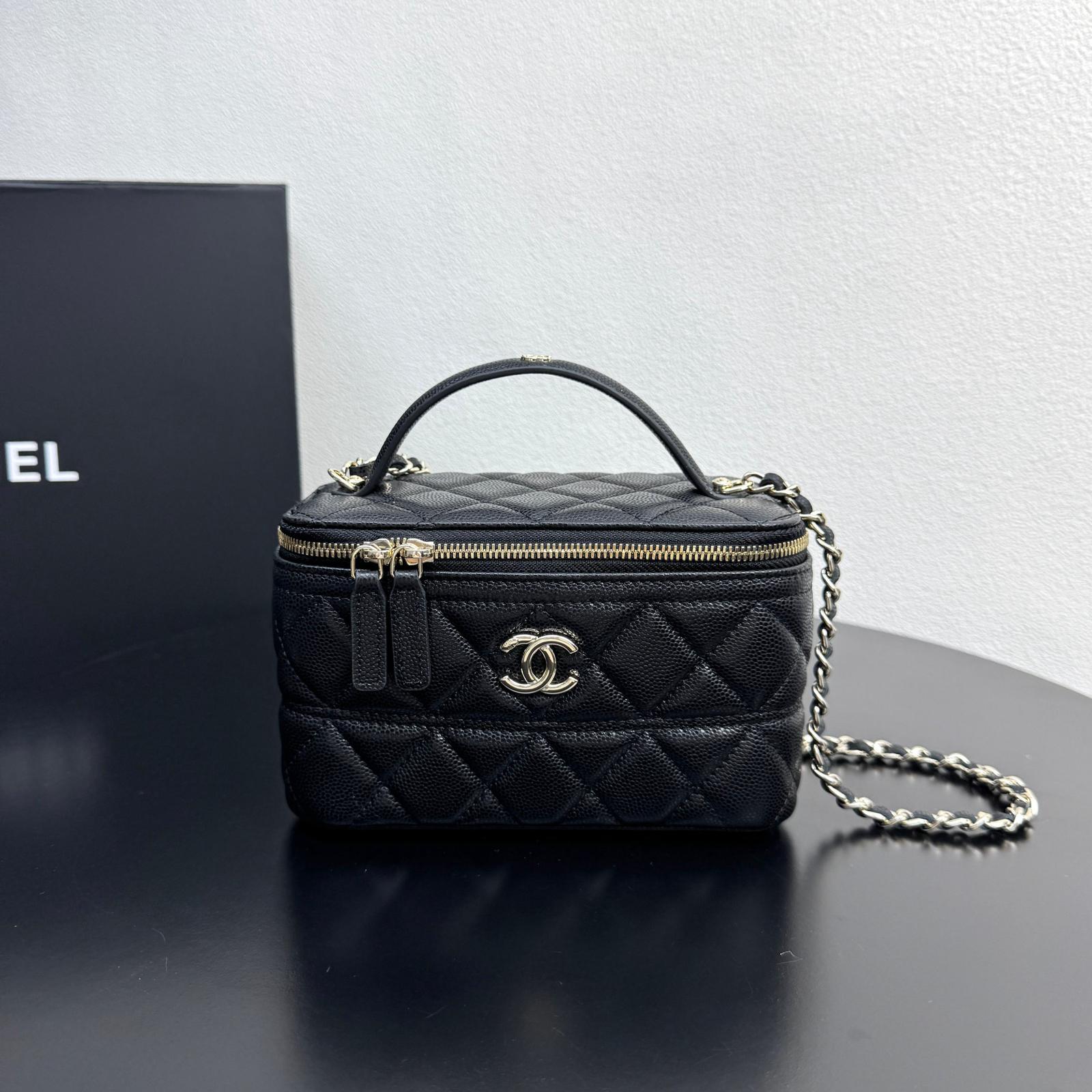 CHANEL Cowhide cosmetic bag