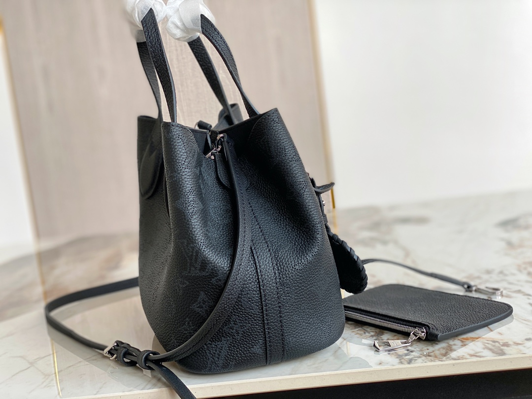 Louis Vuitton LV Blossom PM M21848