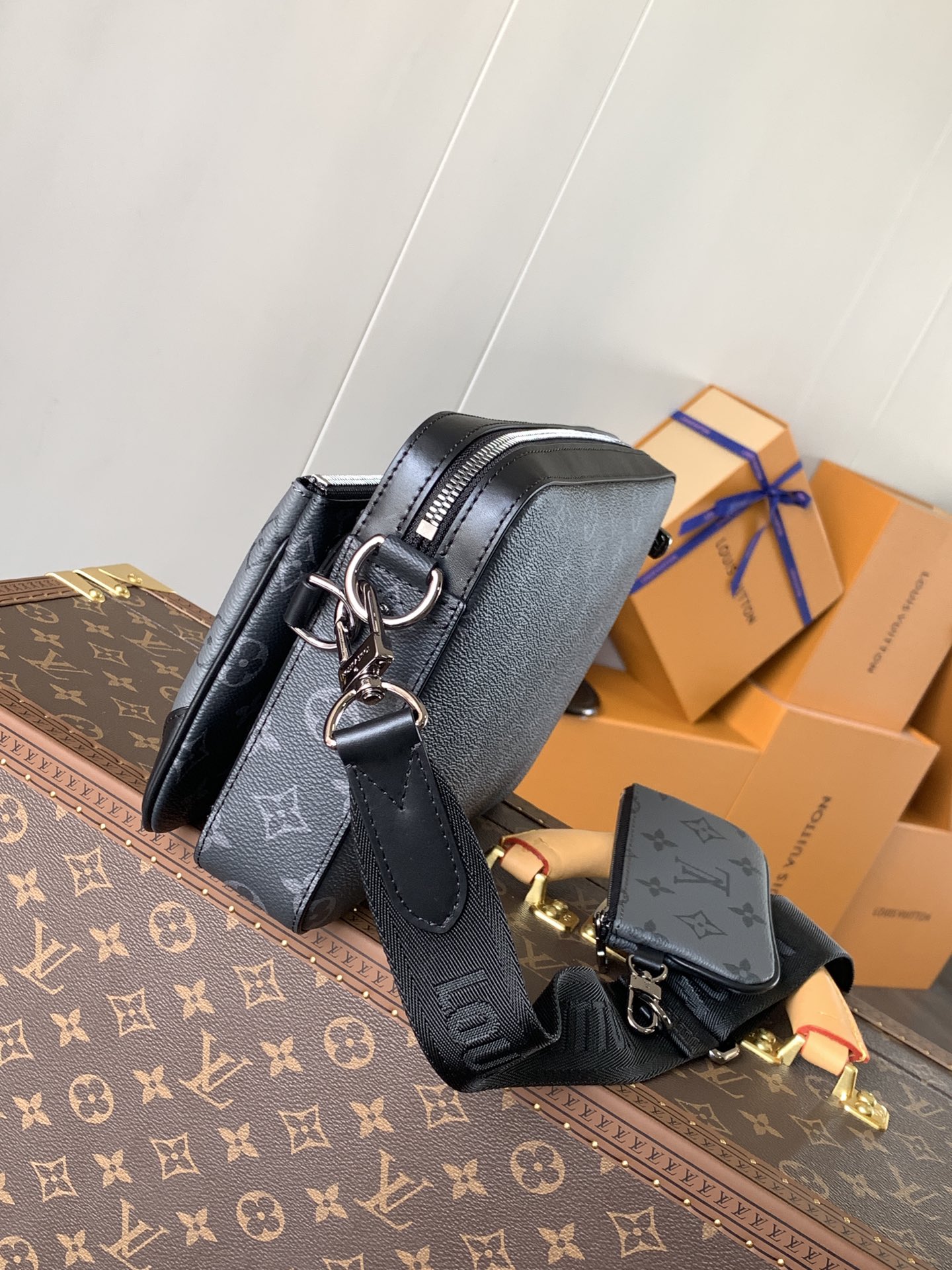 LV Men's Collection Handbag M69443 Trio Messenger