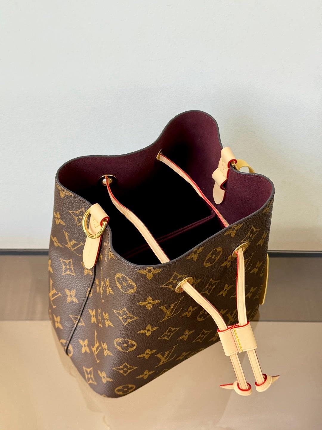 Louis Vuitton LV Néonoé BB bag