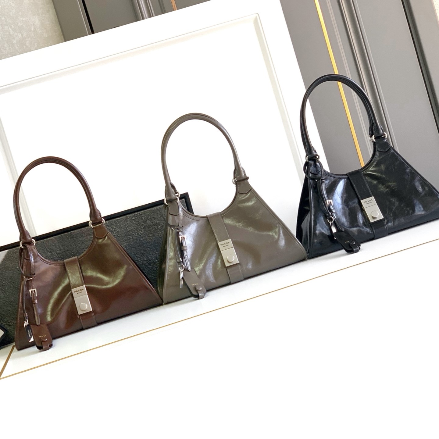 Prada Bag Medium Leather Tote Bag Imported Oil-waxed Leather 1BG563 (10A Mirror Version)
