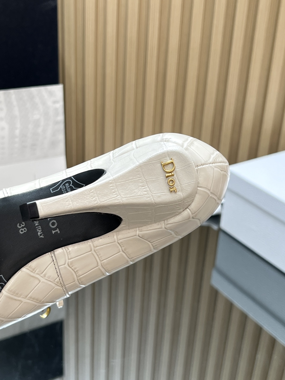Dior White Muse Pump
