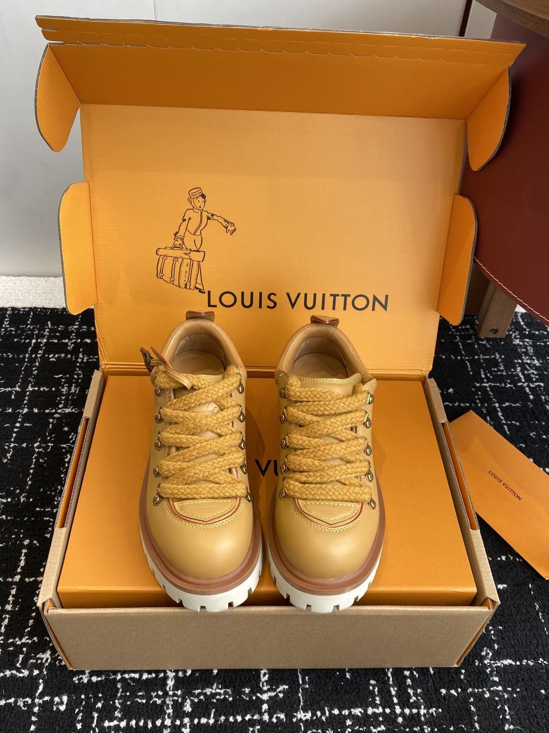 Men's LV Remix Lace-up Shoes