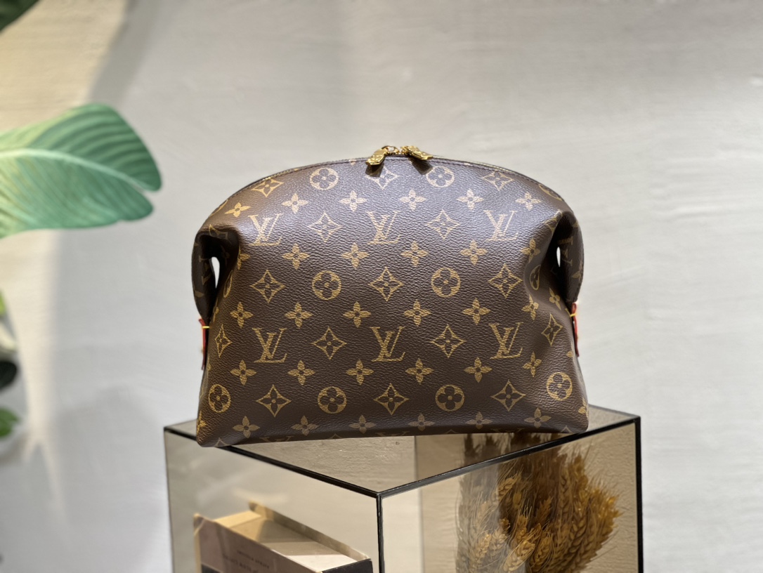 M46458 Cosmetic Pouch GM in Monogram Canvas