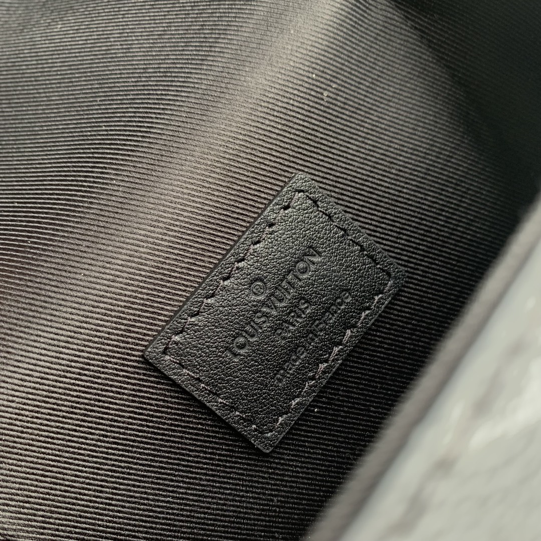 Louis Vuitton LV Vertical Trunk Wearable Wallet M82070