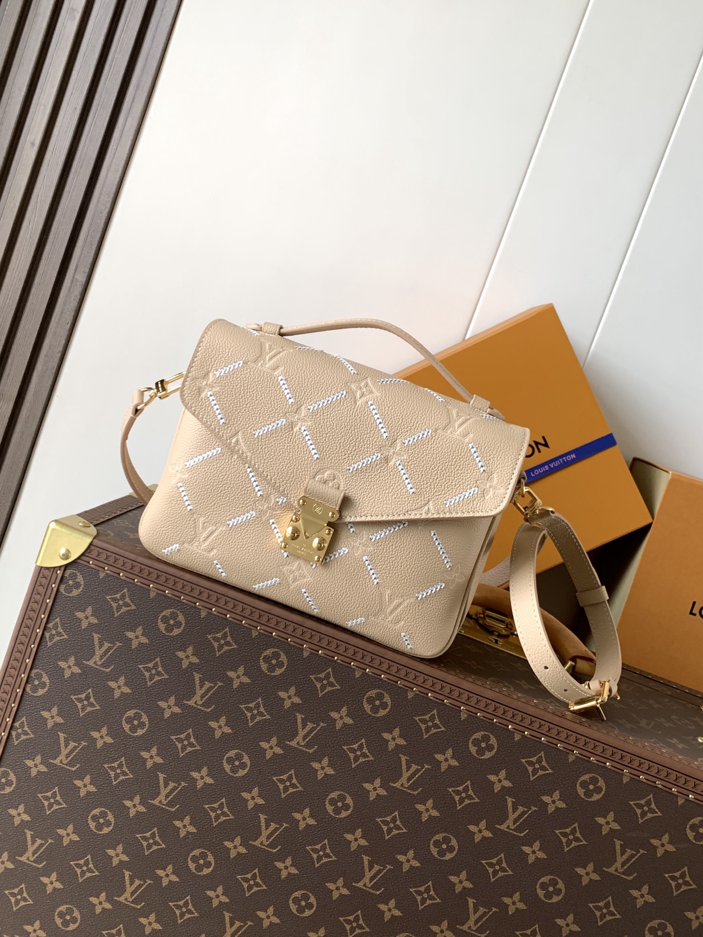 LV Louis Vuitton M29497 Pochette Métis MM