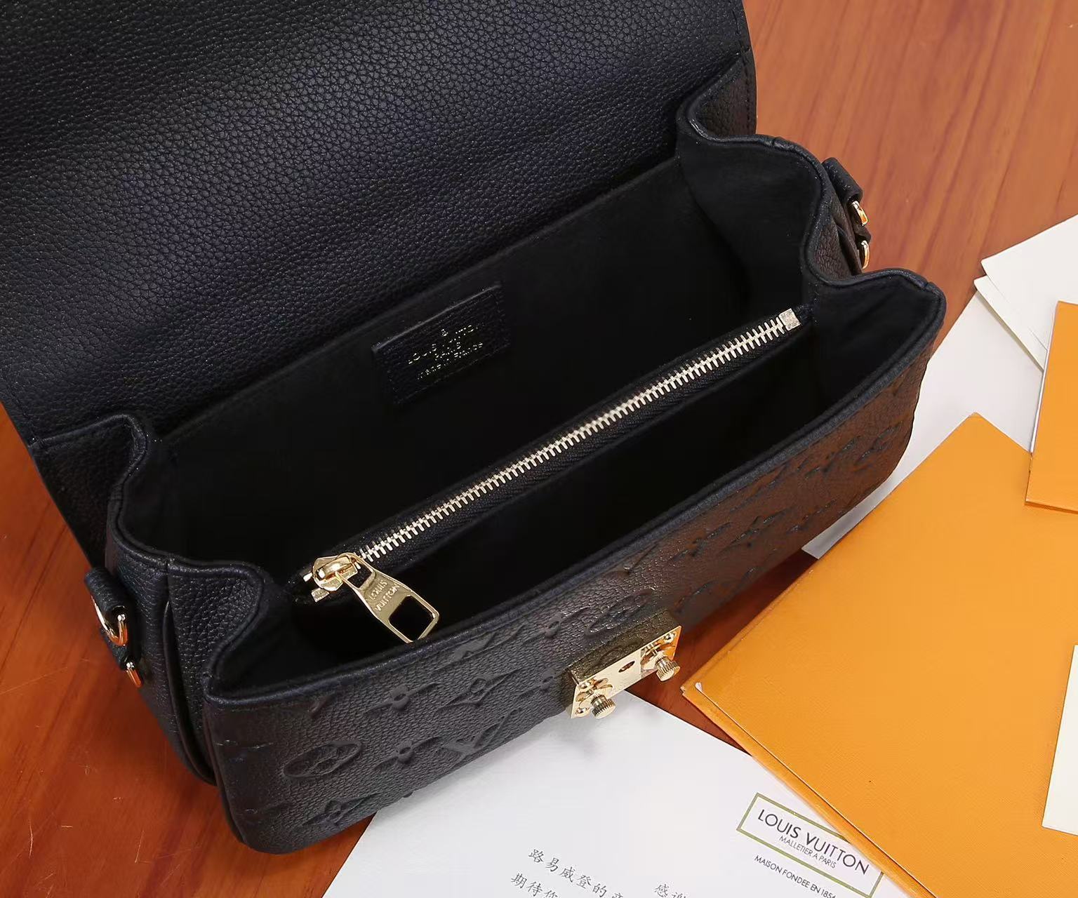 Louis Vuitton lv Pochette Métis East West Handbag