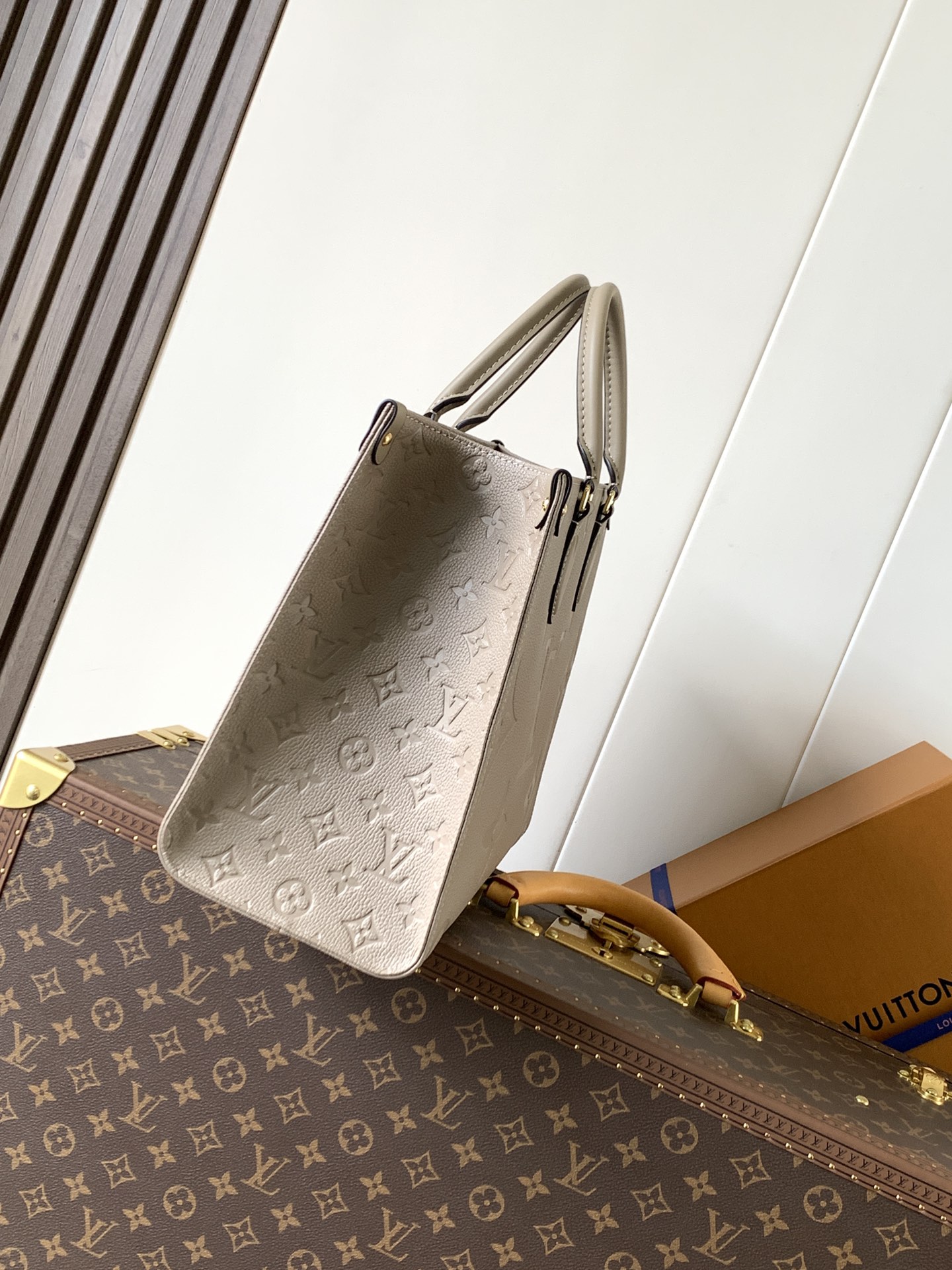 M45607 LV OnTheGo PM Bag Tote In Tourterelle Monogram Empreinte